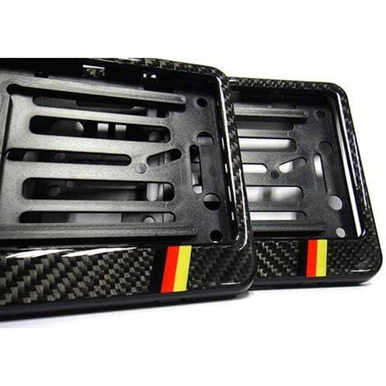 Zwei schwarze Kohlefaser-Kennzeichenrahmen mit deutschen Flaggenstreifen, stapelweise auf weißem Hintergrund angezeigt.