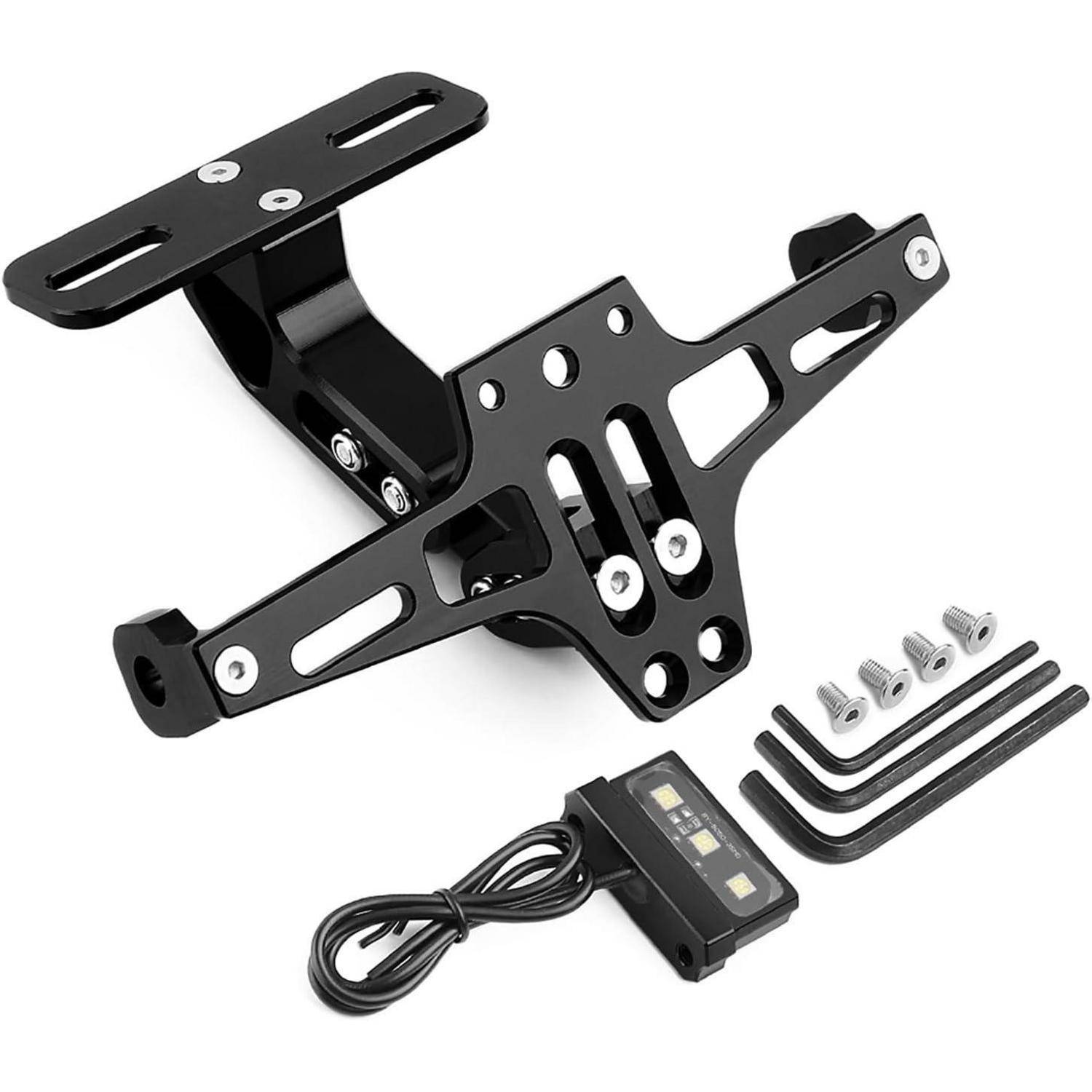 Schwarzes Motorrad-Kennzeichenhalter aus Metall mit LED-Licht, Verkabelung und Befestigungsschrauben/Innensechskantschlüsseln auf weißem Hintergrund.