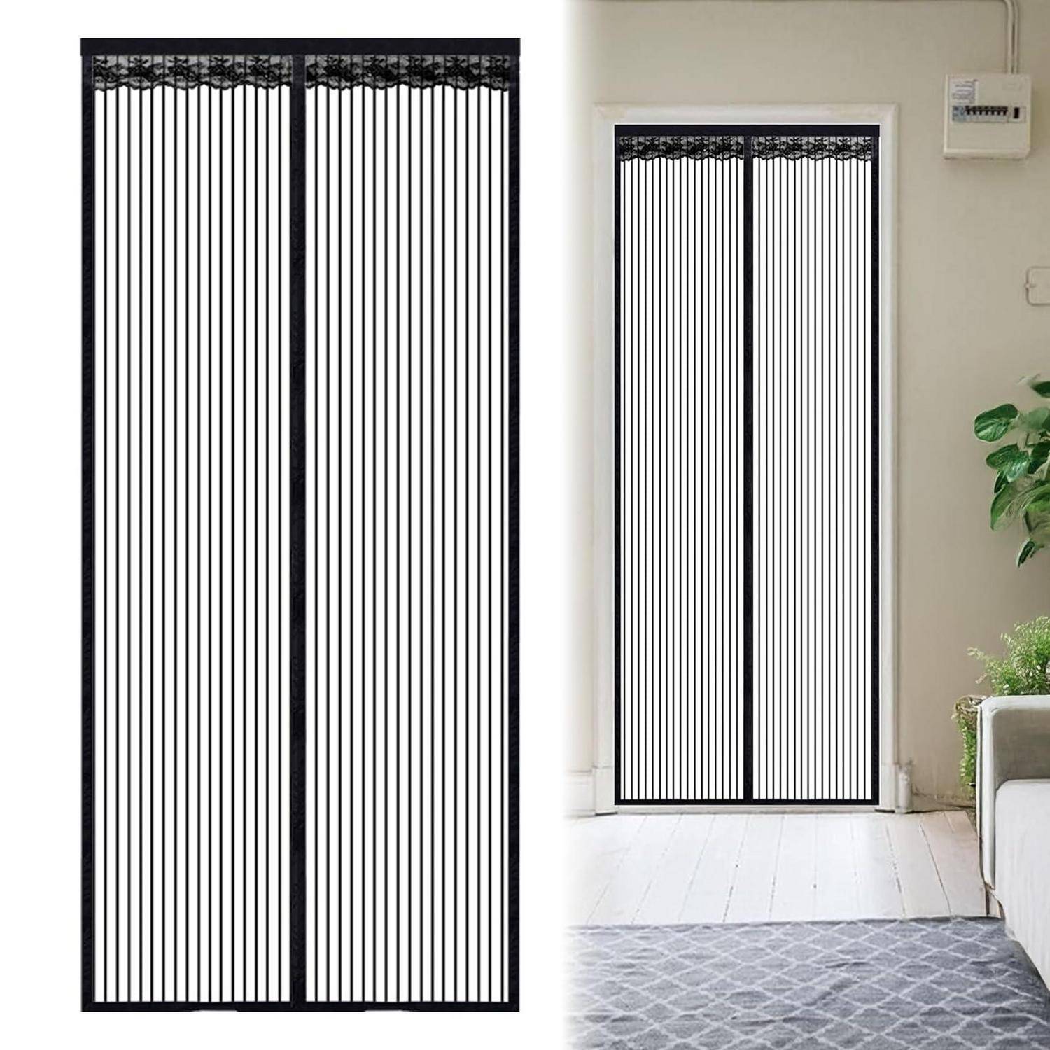 Schwarze magnetische Netzfliegengittertür mit vertikalen Streifen, in voller Größe dargestellt und in einer Türöffnung installiert, um Insekten abzuhalten und gleichzeitig den Durchgang zu ermöglichen.