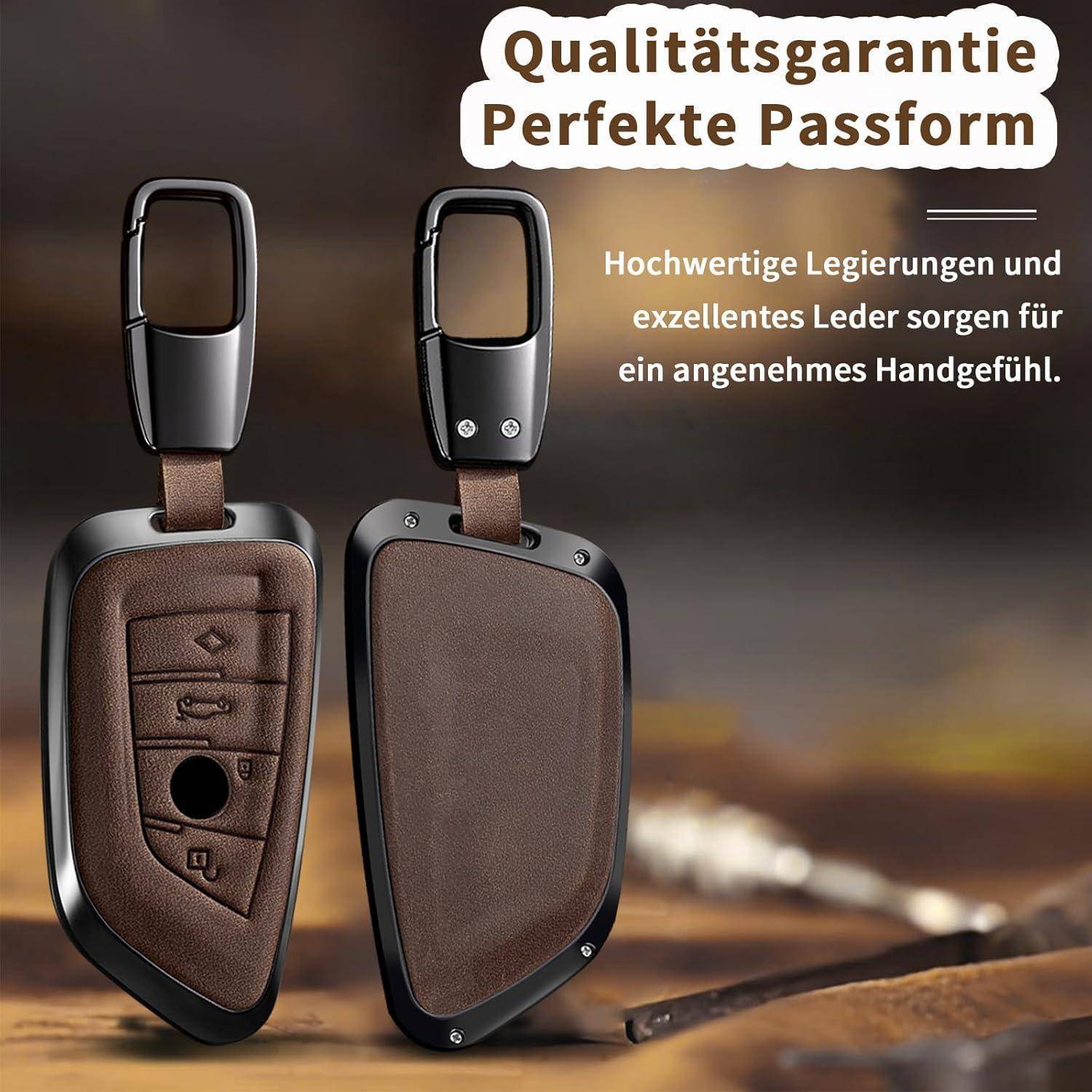 Werbebild von zwei braunen Leder-Autoschlüssel-Anhängern; der Text besagt „Qualitätsgarantie Perfekte Passform
