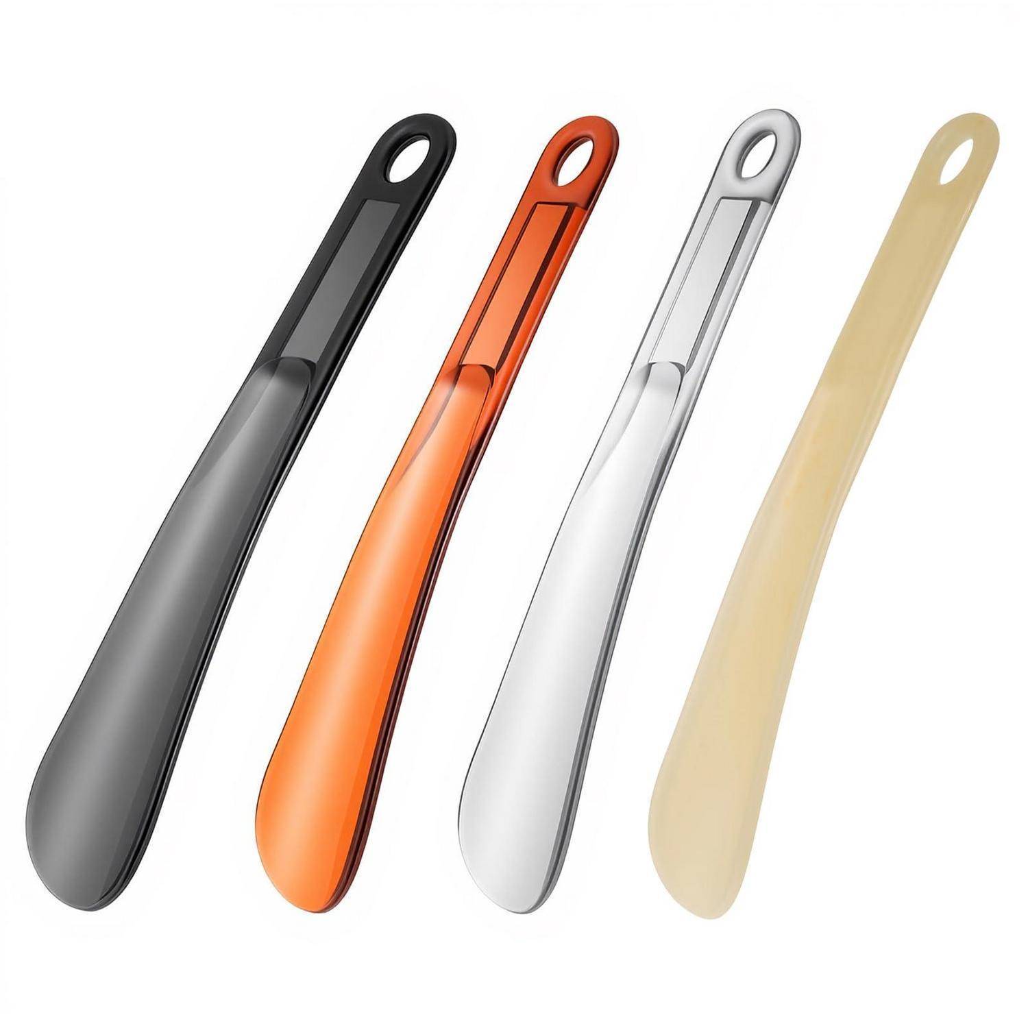 Vier schlanke Schuhlöffel in Schwarz, Orange, Silber und Beige, diagonal auf weißem Hintergrund angeordnet.