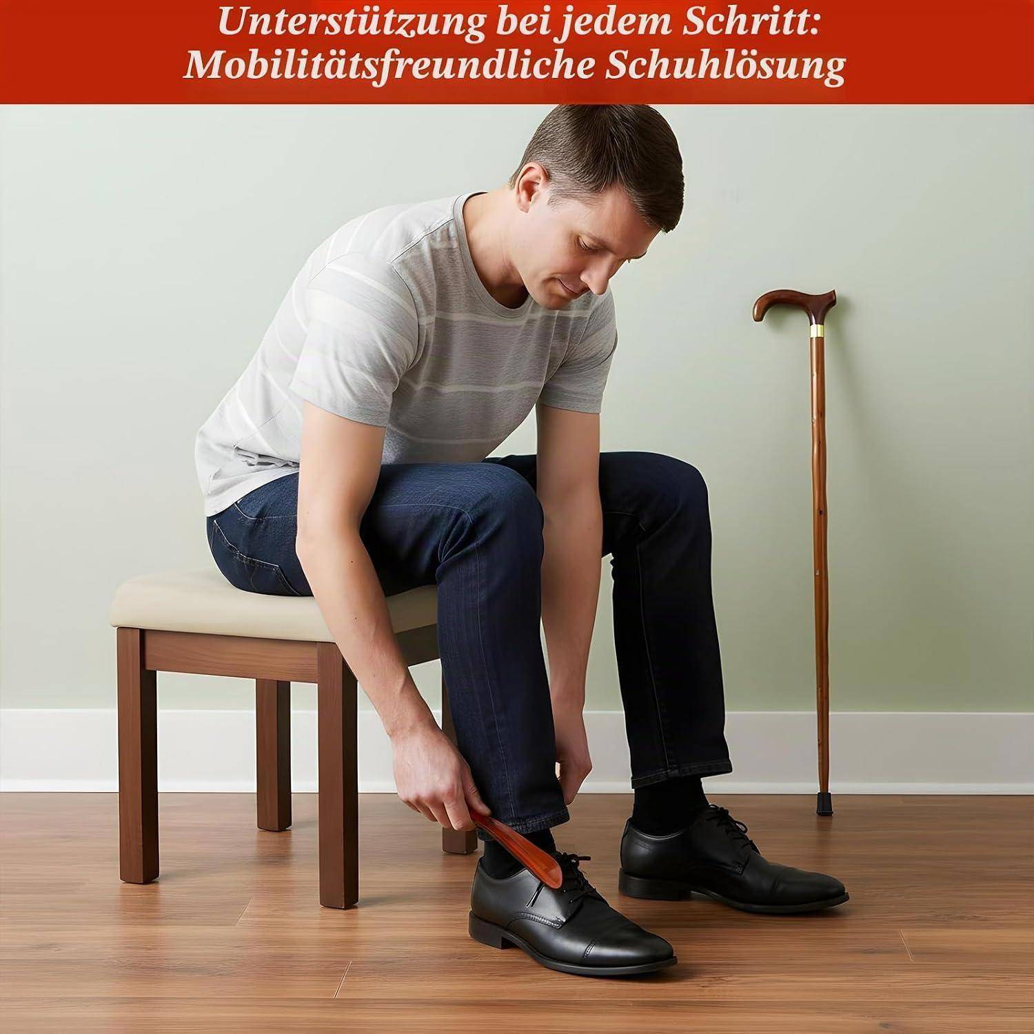 Ein Mann setzt sich auf einen Stuhl und zieht einen Schuh an, während er einen langstieligen Schuhlöffel benutzt; deutsches Banner liest sich „Unterstützung bei jedem Schritt: Mobilitätsfreundliche Schuhlösung