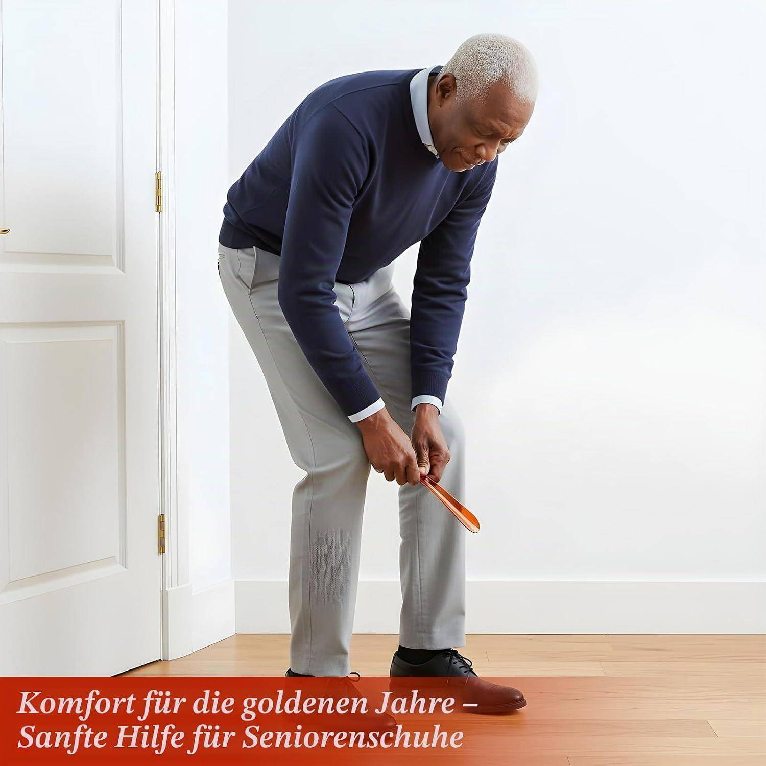 Älterer Mann beugt sich vor und verstellt seinen Schuh mit einem langen Schuhanzieher; deutscher Text bewirbt bequeme Seniorenschuhe.