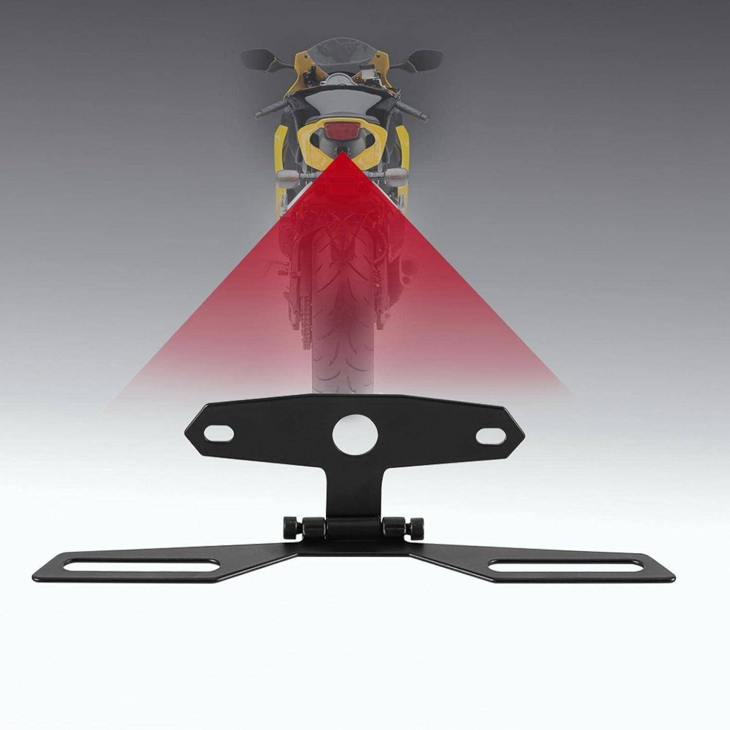 Motorrad-Heckkennzeichen-Halterung mit integriertem rotem Reflektor/Licht, von hinten am Motorrad gezeigt, mit einer Montageplatte im Vordergrund.