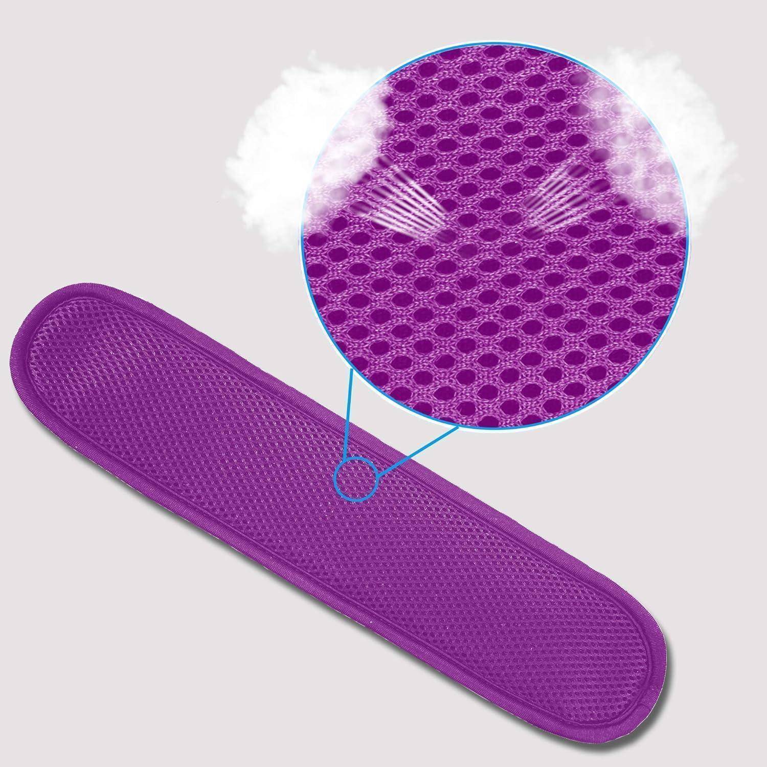 Violettes strukturiertes Pad in schräger Ansicht mit kreisförmiger vergrößerter Einfassung, die seine perforierte Oberfläche und Materialdetails hervorhebt.