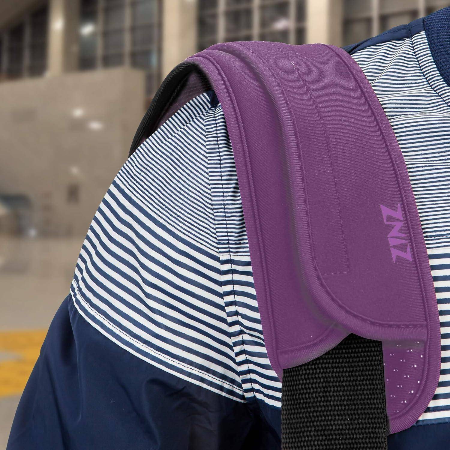 Nahaufnahme einer Person, die ein dunkelblau-weiß gestreiftes Hemd trägt, über der Schulter verläuft ein violetter Rucksackgurt oder eine violette Schulterpolsterung.
