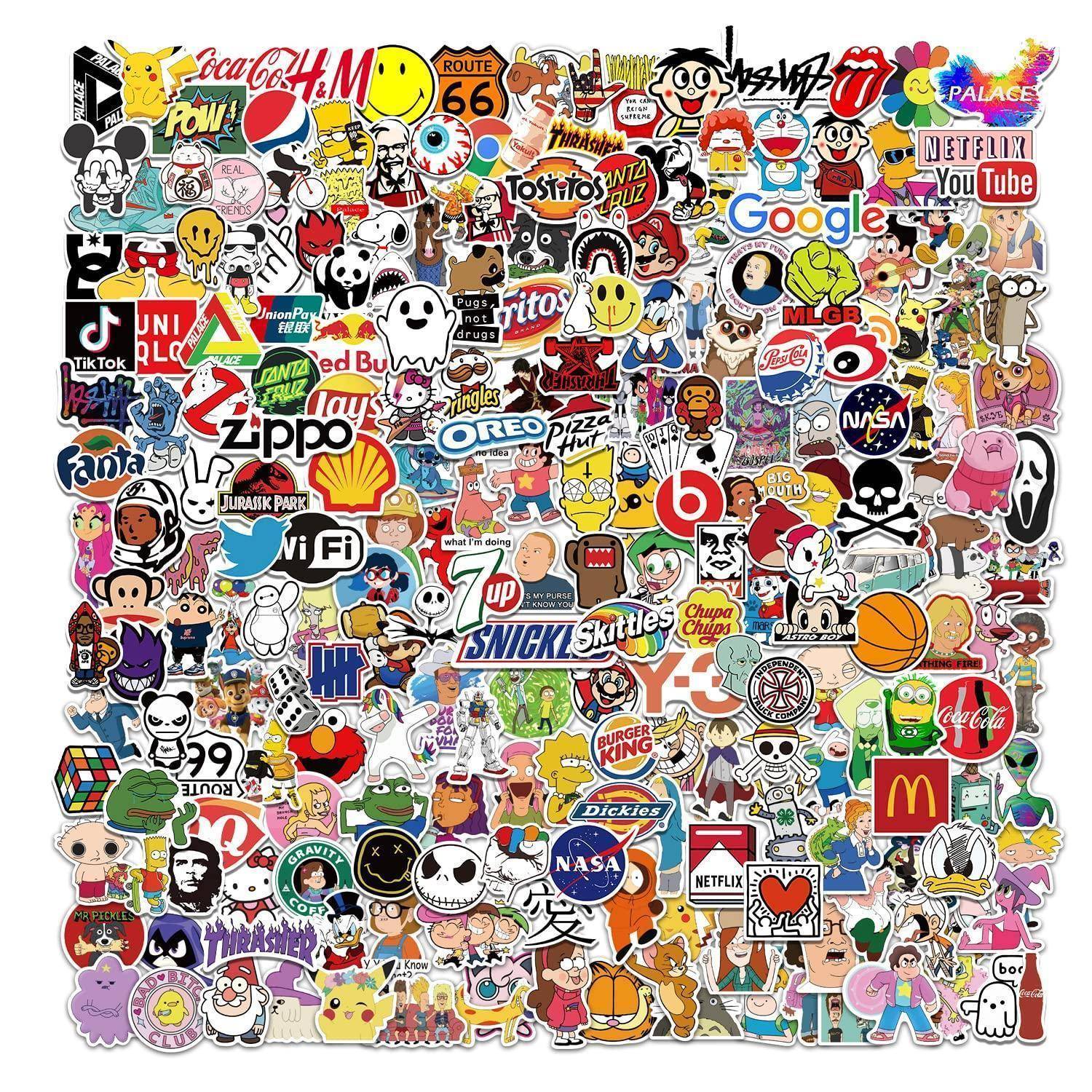Eine dichte Collage aus bunten Markenlogos, Cartoon-Figuren und Pop-Kultur-Aufklebern, die das gesamte Bild bedeckt.