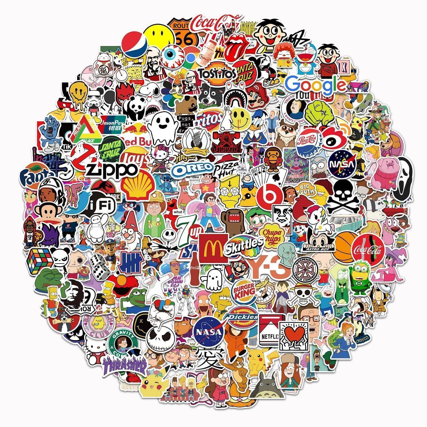 Eine herzförmige Collage aus farbenfrohen Markenlogos, Cartoon-Figuren und Pop-Kultur-Aufklebern, dicht beieinander auf weißem Hintergrund.