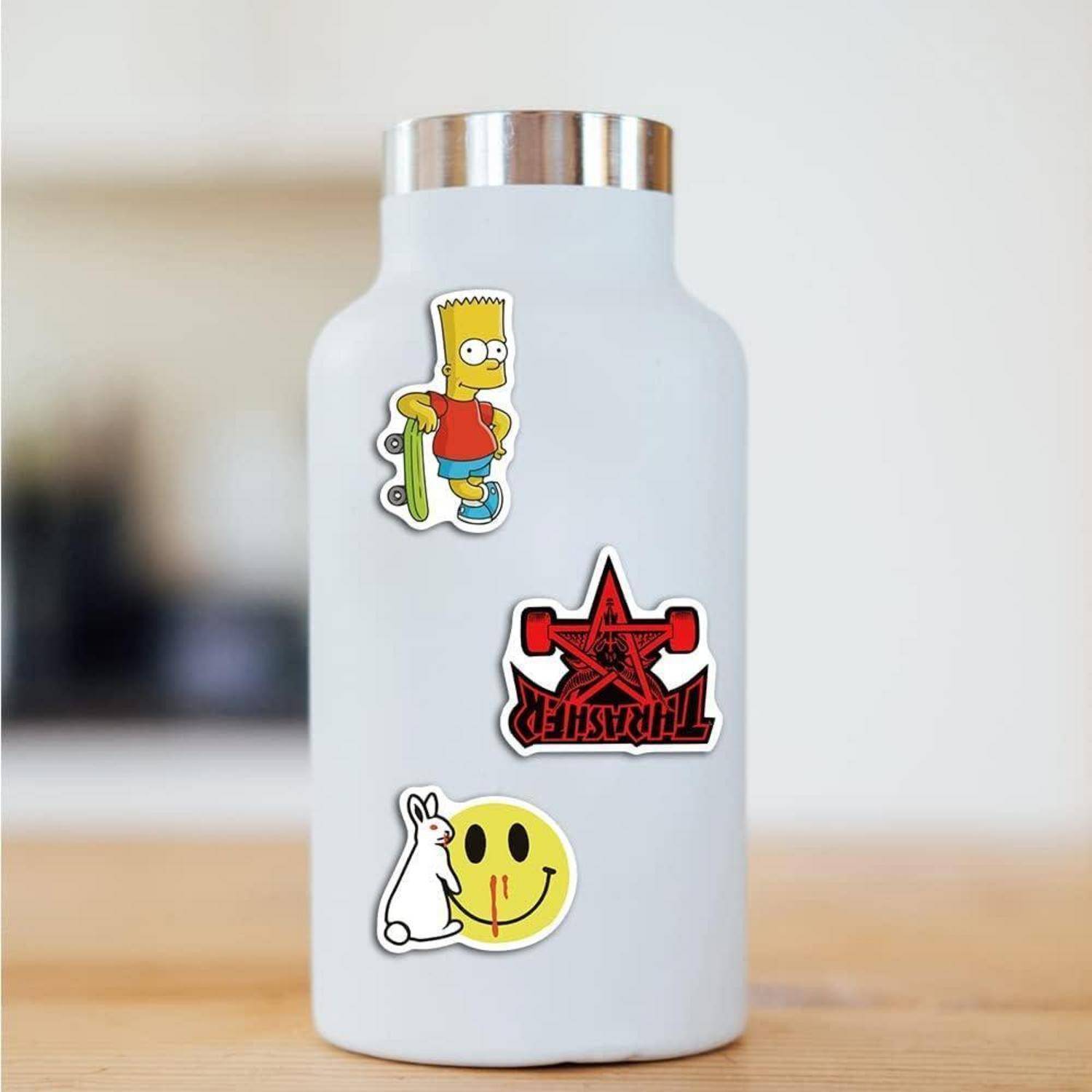 Weiße isolierte Flasche mit drei Aufklebern: Bart Simpson auf einem Skateboard, ein rotes „Thrasher