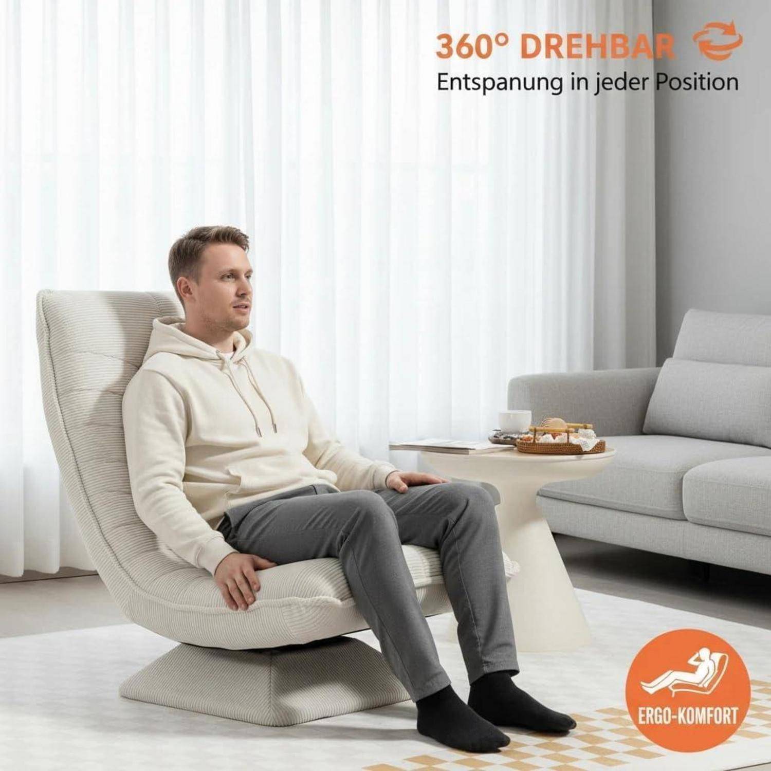 Mann, der in einem beigen 360°-Drehsessel in einem hellen Wohnzimmer sitzt, mit deutschem Text „360° DREHBAR" und „Entspannung in jeder Position"" sowie einem „ERGO-KOMFORT""-Abzeichen.