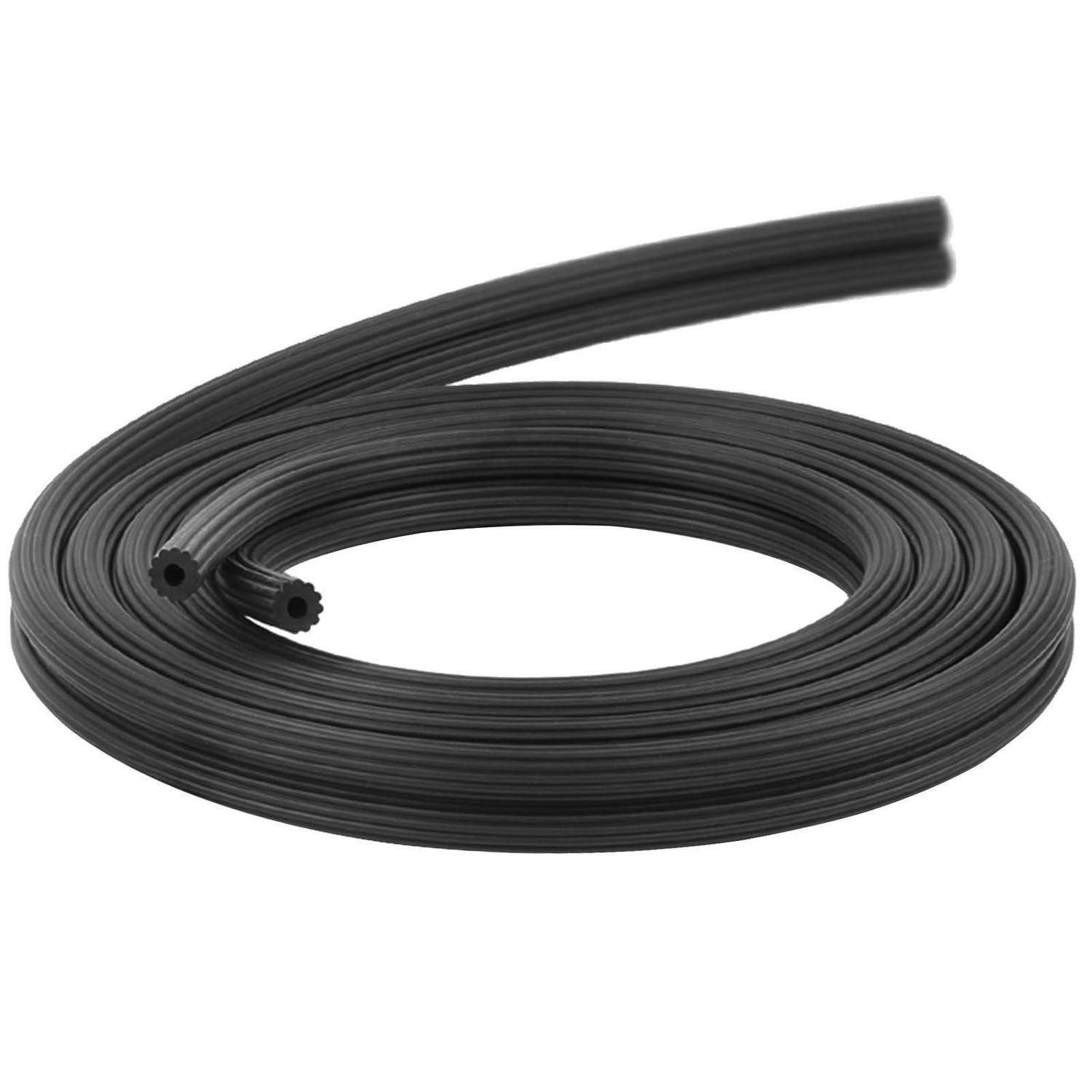Aufgerollter schwarzer Gummi-Schlauch oder Kabel auf weißem Hintergrund.
