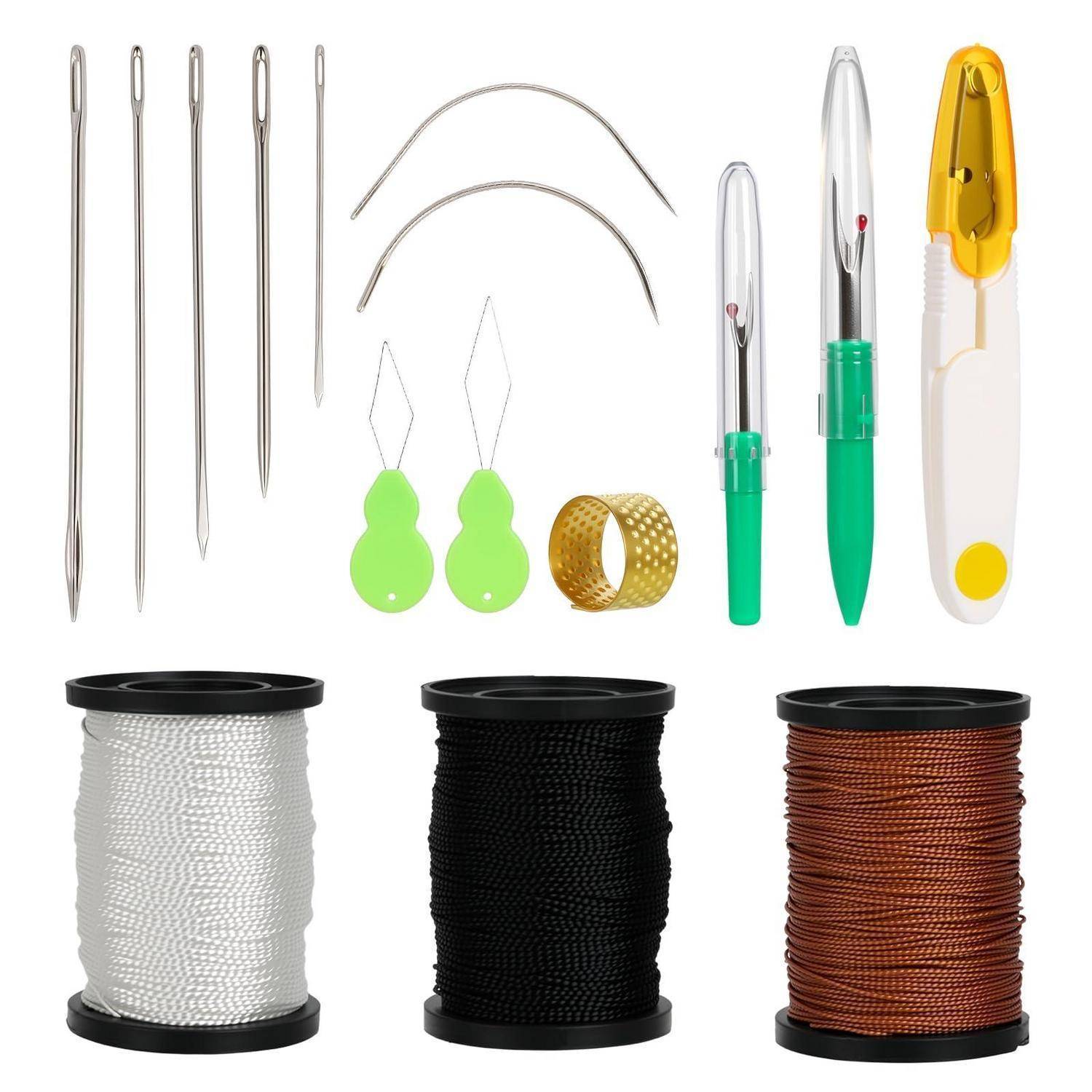 Gemischte Näh- und Bastelsupplies: Nadeln, gekrümmte Nadeln, Fadenführer, Maschenmarkierer, ein Fingerhut, Nahttrenner und Spulen mit weißem, schwarzem und braunem Garn.