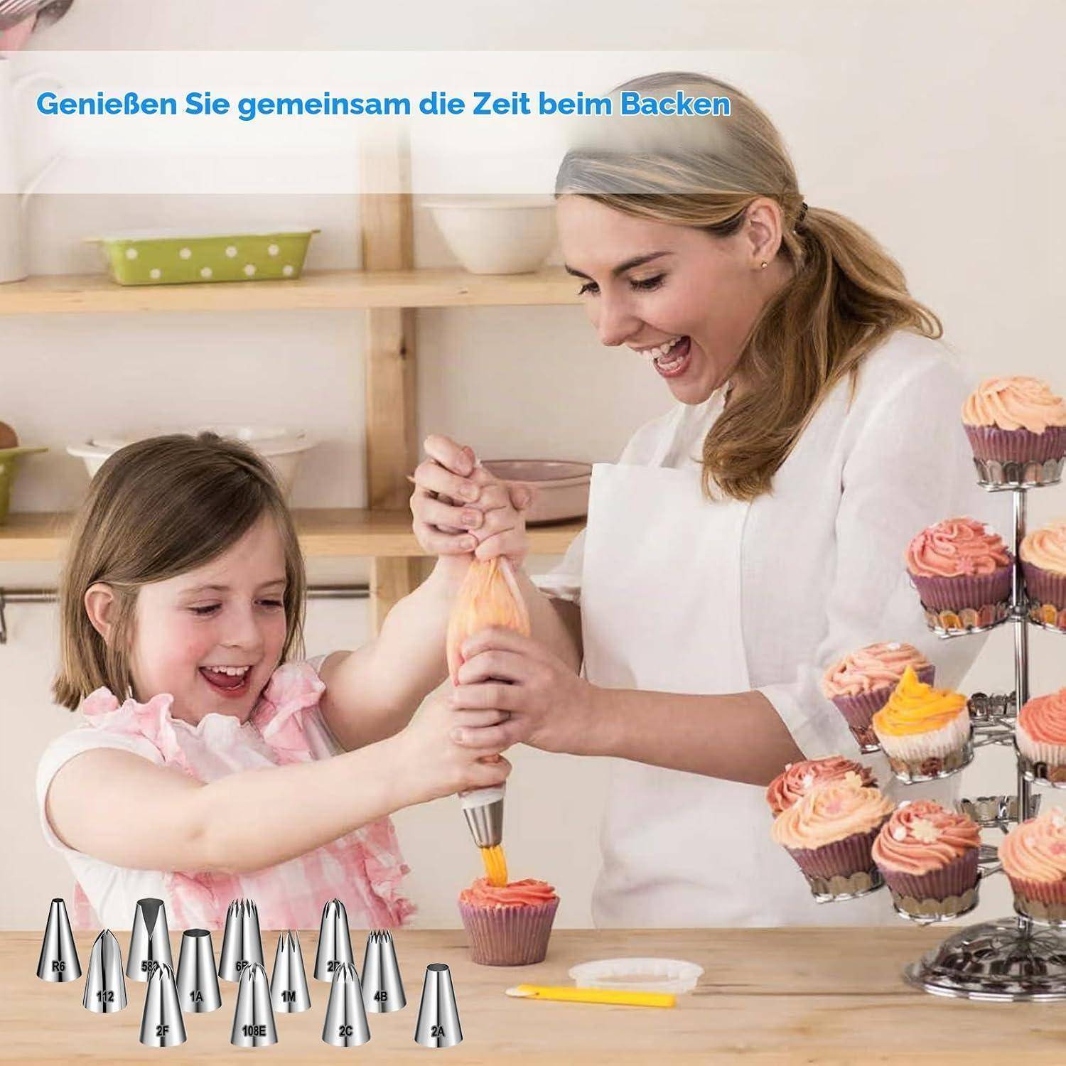 Frau und junges Mädchen dekorieren gemeinsam einen Cupcake mit einem Spritzbeutel in einer Küche; deutscher Text sagt „Genießen Sie gemeinsam die Zeit beim Backen