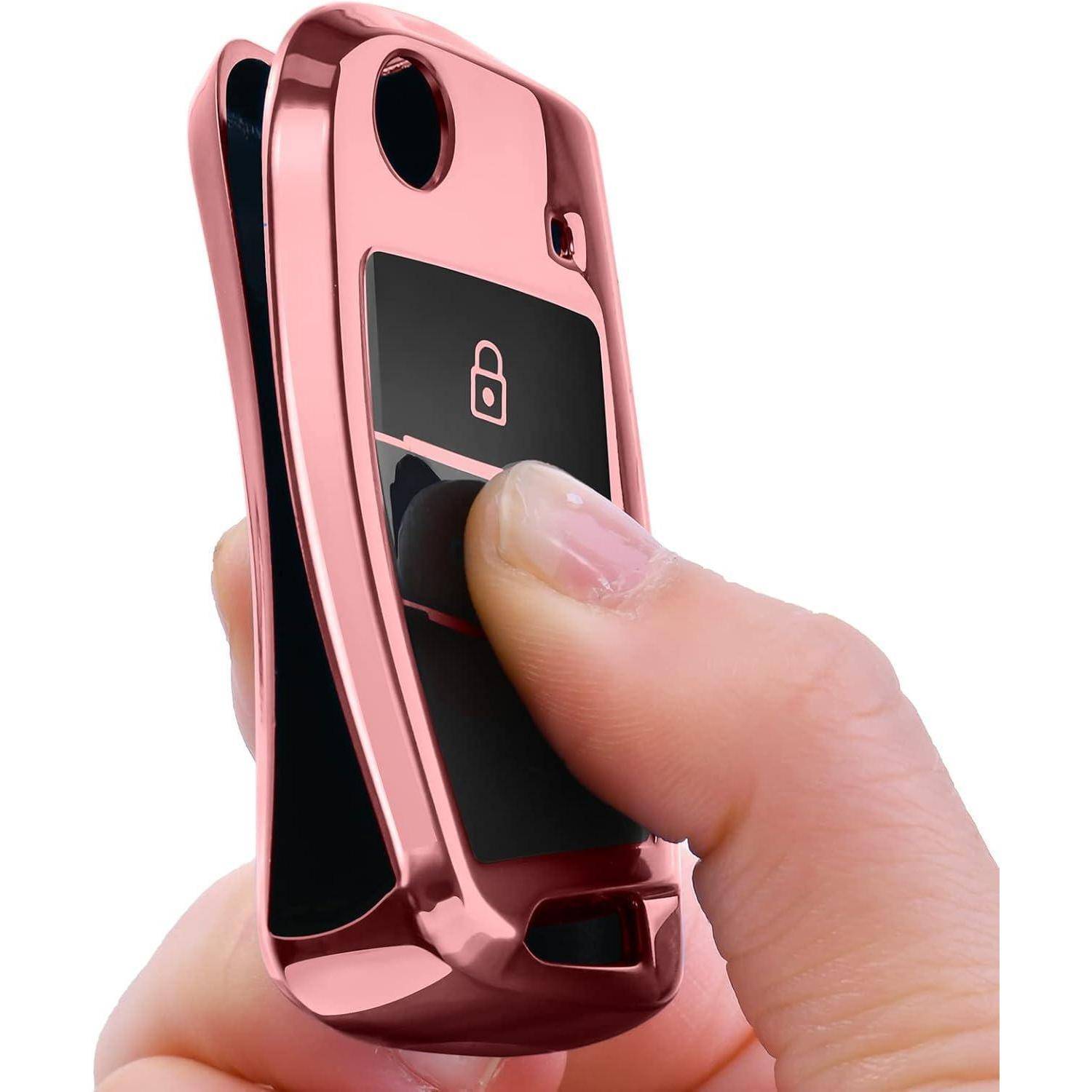 Hand, die einen rosa Schlüsselanhänger oder intelligente Autofernbedienung mit einem sichtbaren Schlosssymbol entsperrt.