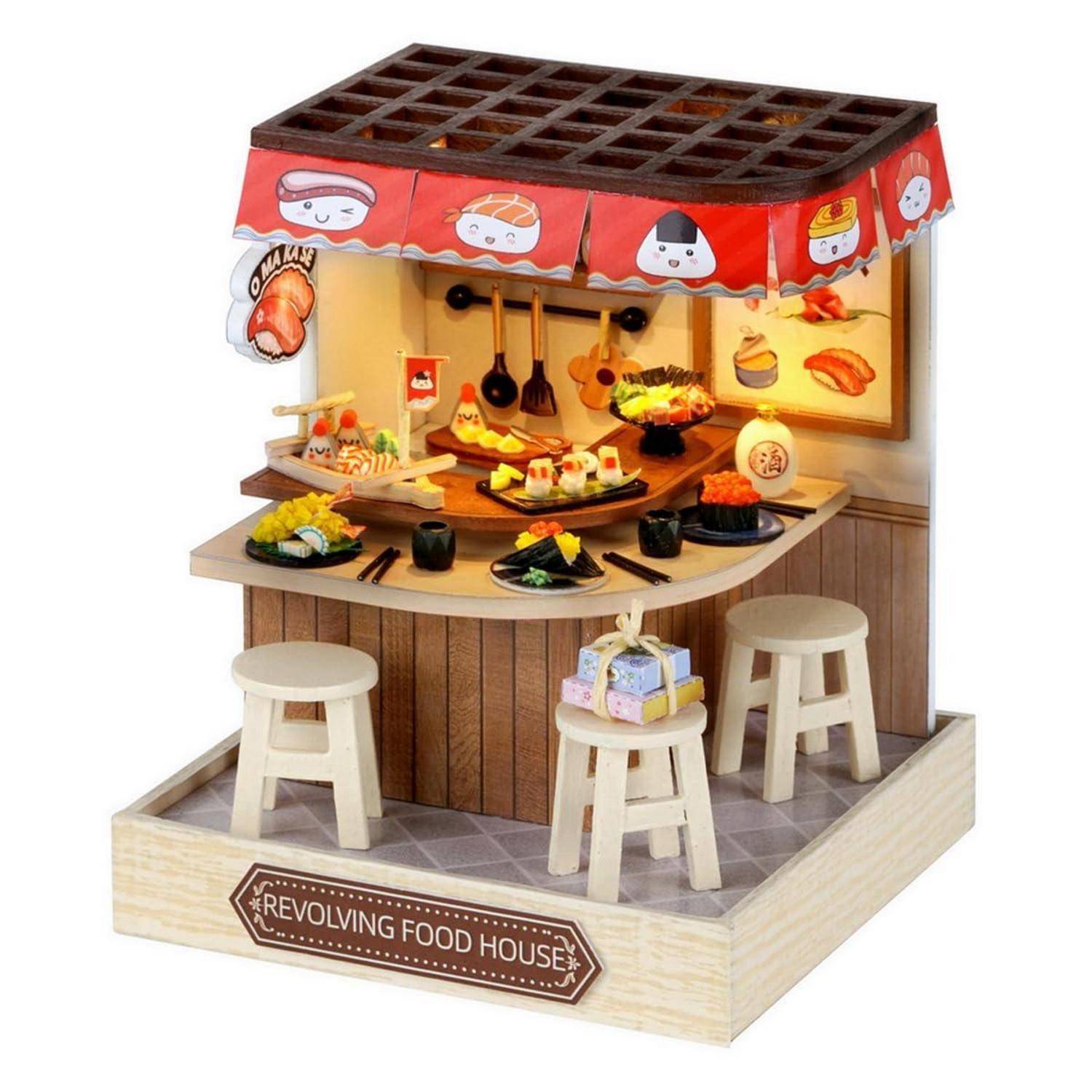 Miniatur-Drehumlauf-Sushi-Essensstand mit Hockern, Tablett mit Sushi und Küchenutensilien, beschriftet mit „REVOLVING FOOD HOUSE