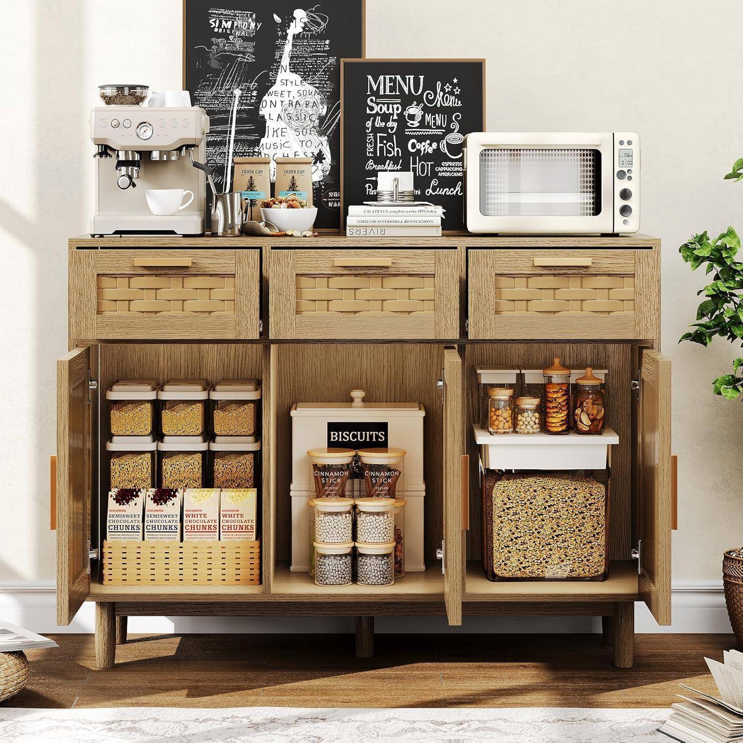 Holzküchen-Sideboard mit offener Schrankfläche, das Gläser, Kekse, Müsli, Kaffeemaschine, Mikrowelle und Tafelmenü-Dekoration enthält.