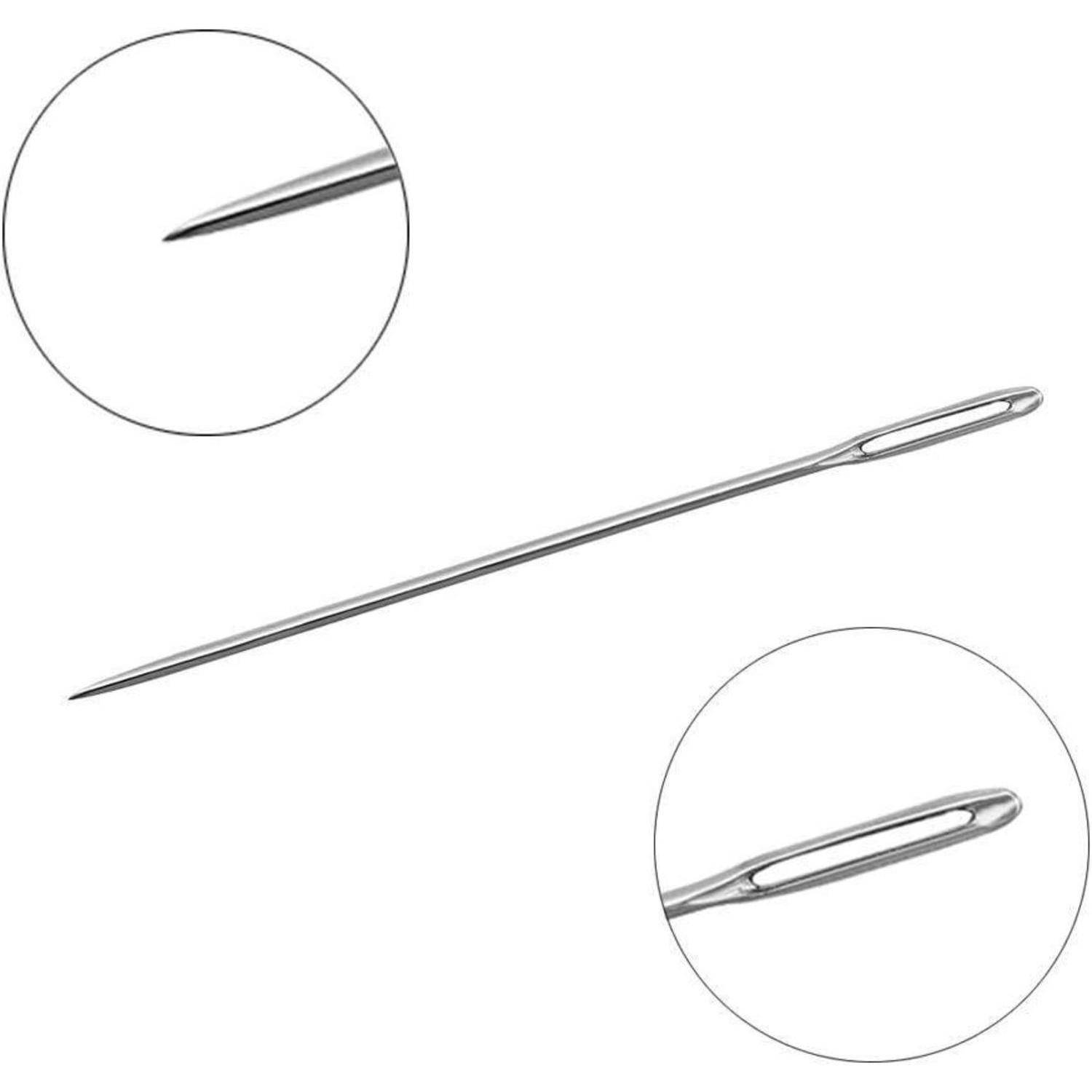 Nahaufnahme einer langen Metallnähnadel mit einem Öhr an einem Ende und einer scharfen spitzen Spitze am anderen Ende, dargestellt mit vergrößerten Ausschnitten beider Enden.