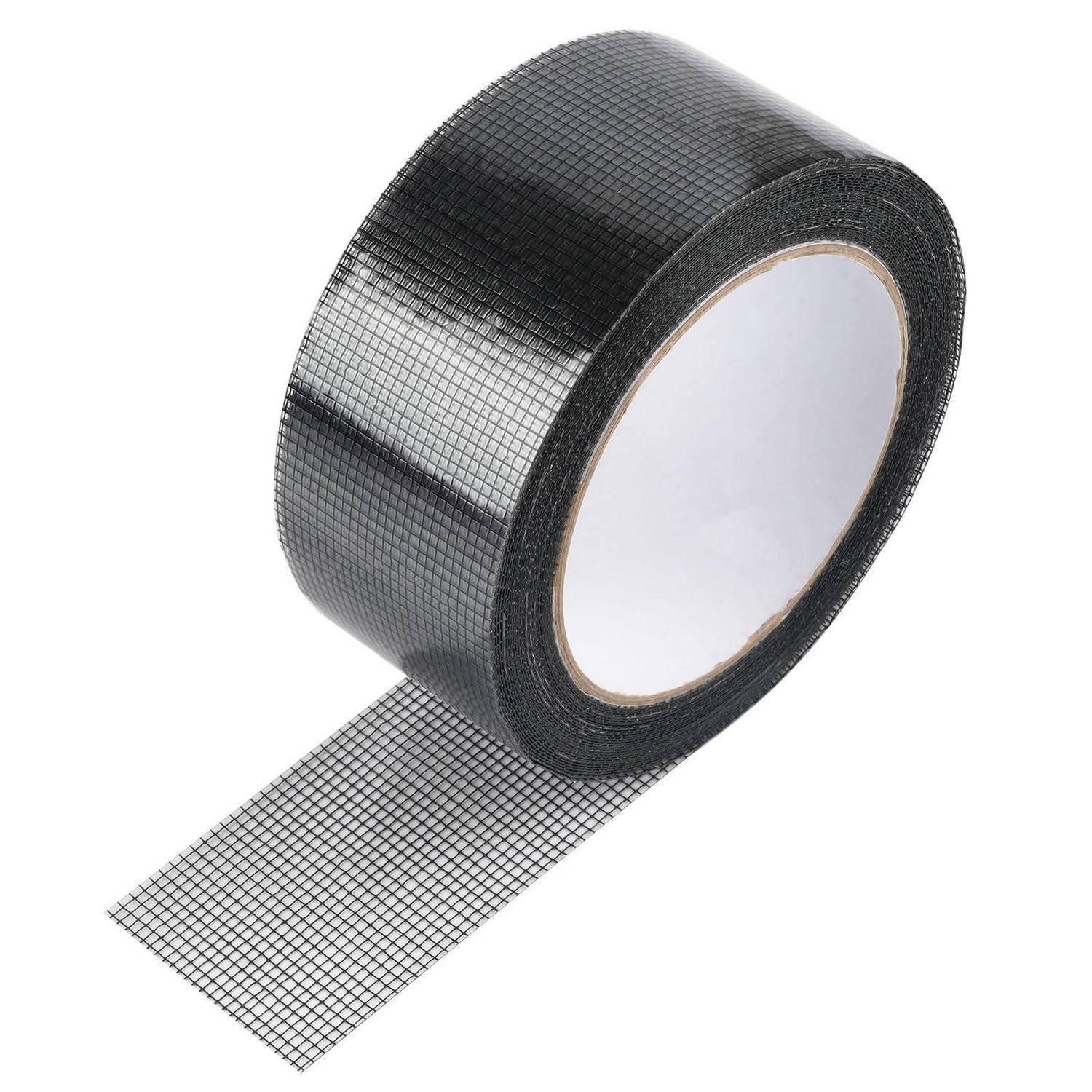 Eine Rolle schwarzes Klebeband mit Gittermuster und verstärkter Struktur mit einem abgerollten Streifen auf weißem Hintergrund.