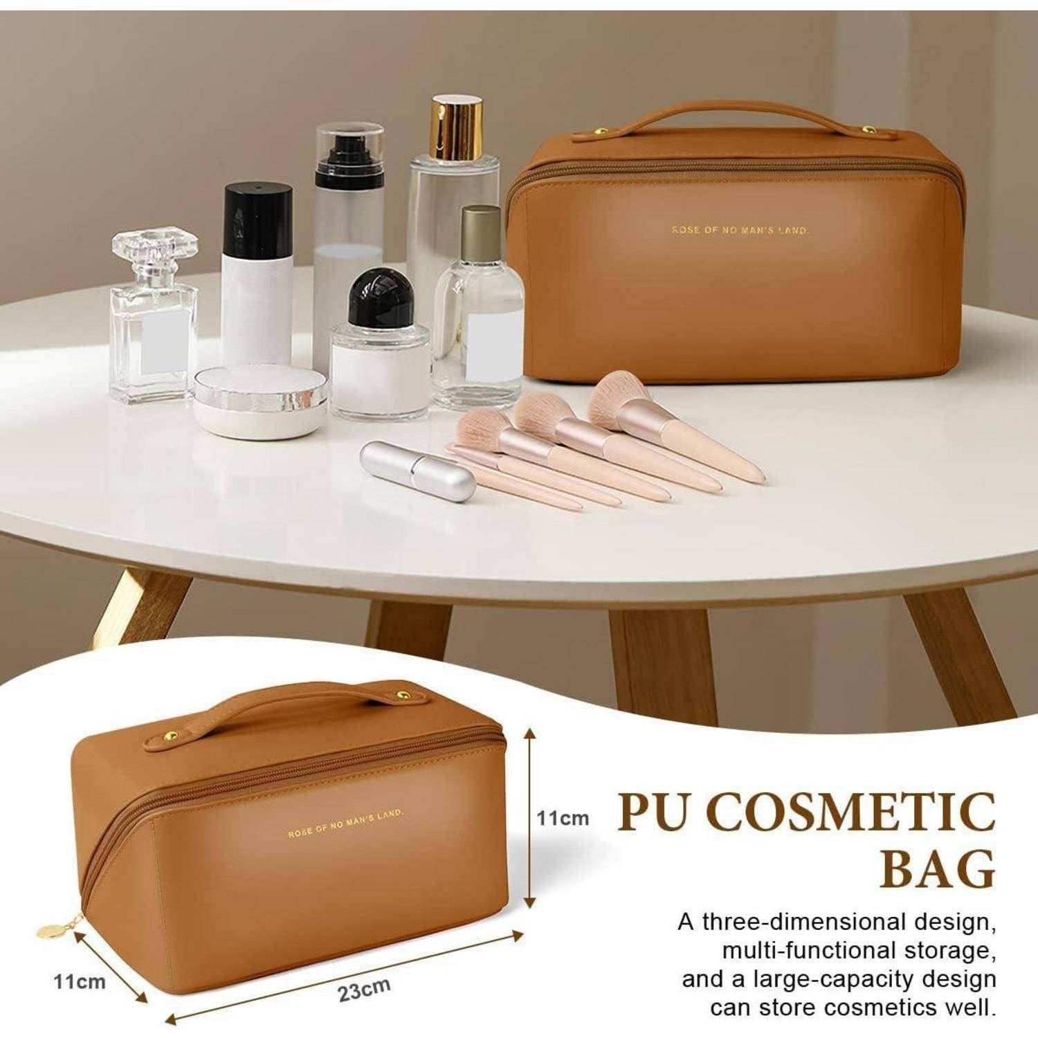 Braune PU-Kosmetiktasche mit Makeup-Flaschen und Pinseln auf einem Tisch; die Einblendung zeigt ihre Größe von 23 cm x 11 cm und das Label „PU COSMETIC BAG
