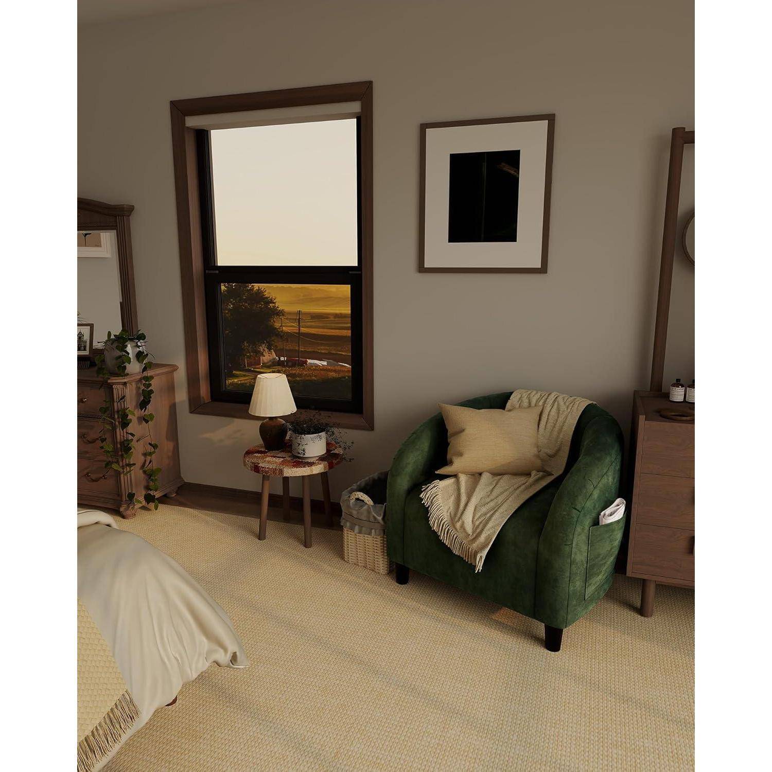 Eine gemütliche Schlafzimmerecke mit einem grünen Sessel, kleinem Lampentisch, Fenster mit Sonnenuntergangsblick, gerahmter Wandkunst und teilweise sichtbarem Bett.