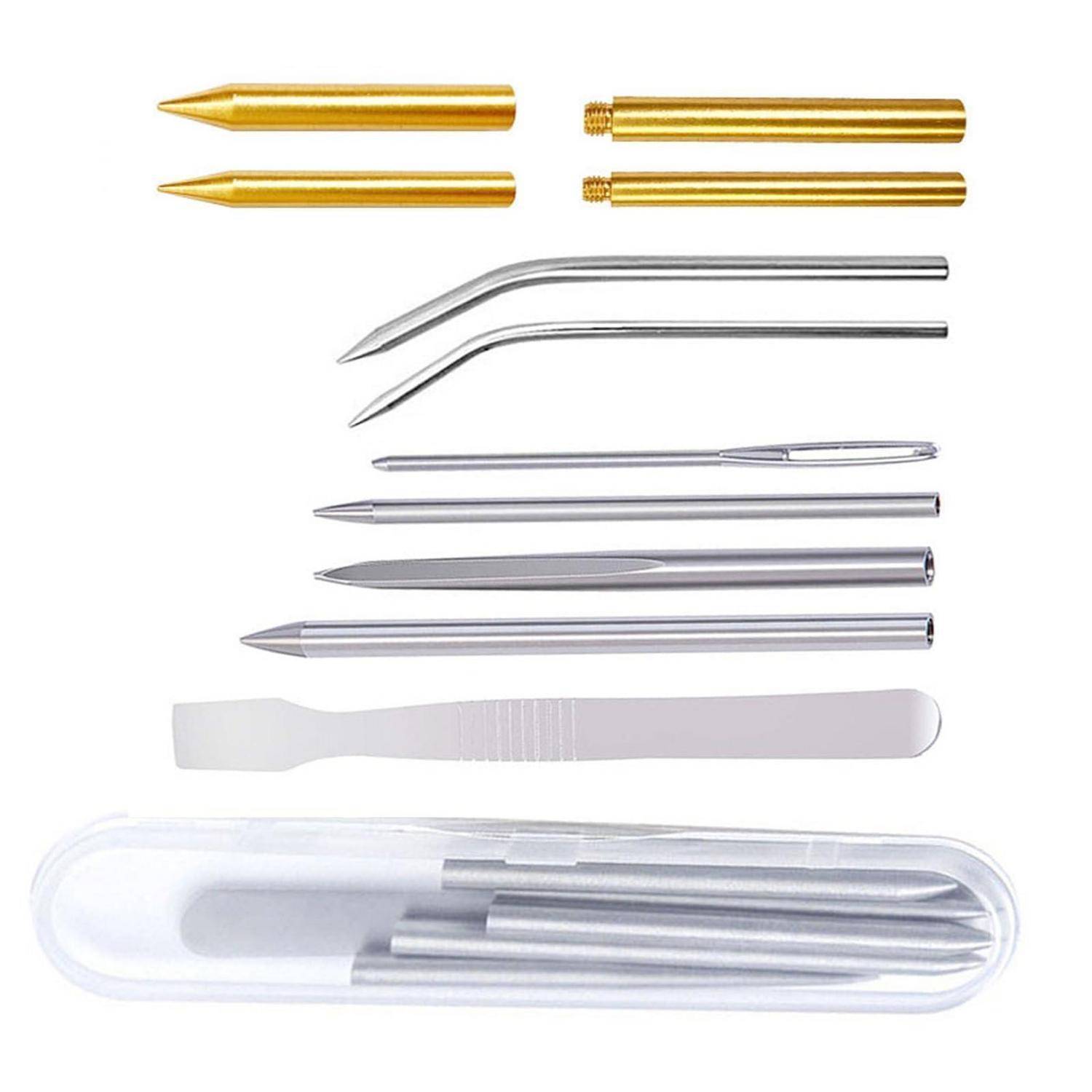 Satz aus Metall-Stiftspitzen und Stylus-Spitzen sowie Teilen, einschließlich Gold- und Silberkomponenten, angeordnet auf weißem Hintergrund mit durchsichtiger Kunststoffbox unten.