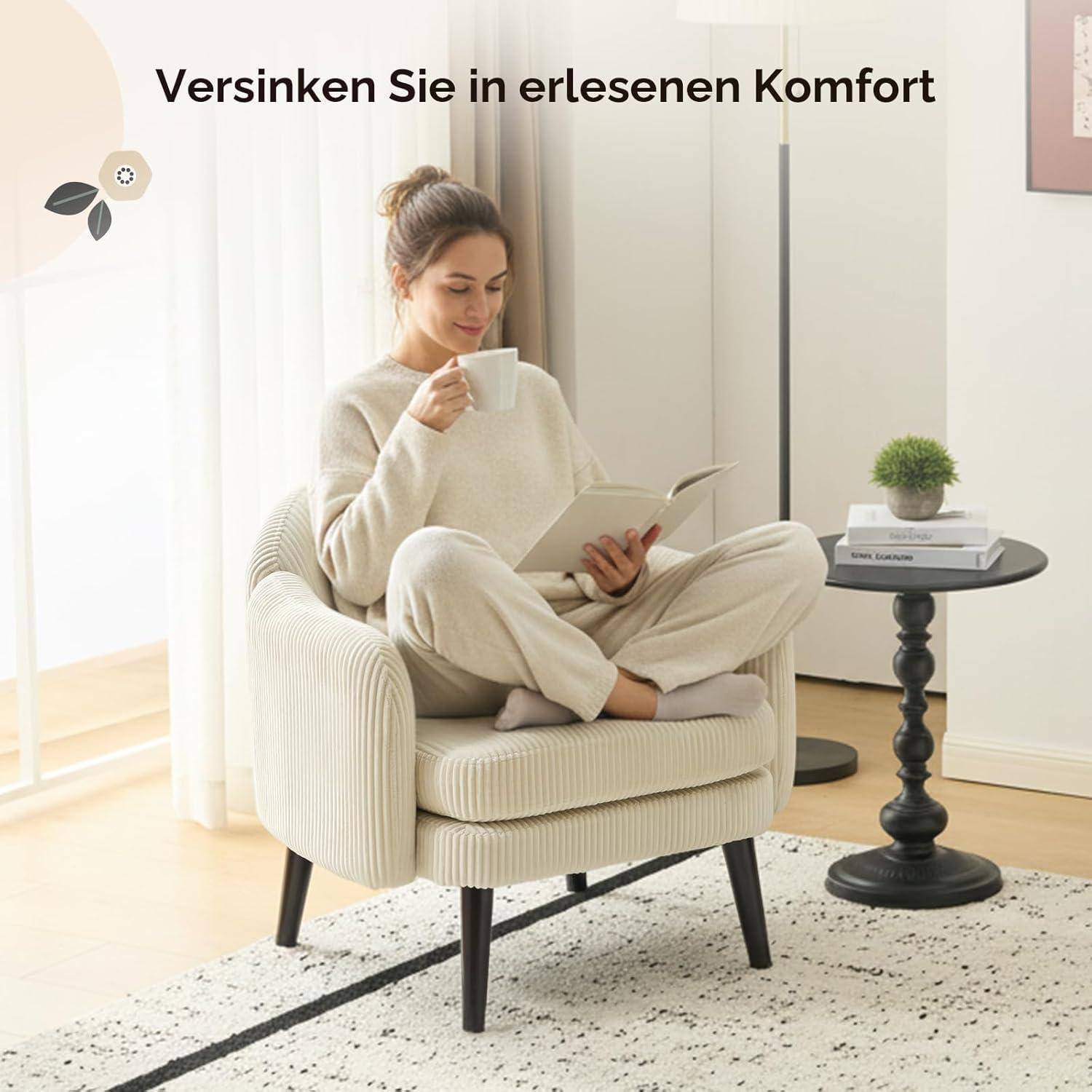 Frau in einem cremefarbenen Sessel, die ein Buch liest und Tee trinkt, in einem hellen Wohnzimmer; Text lautet 