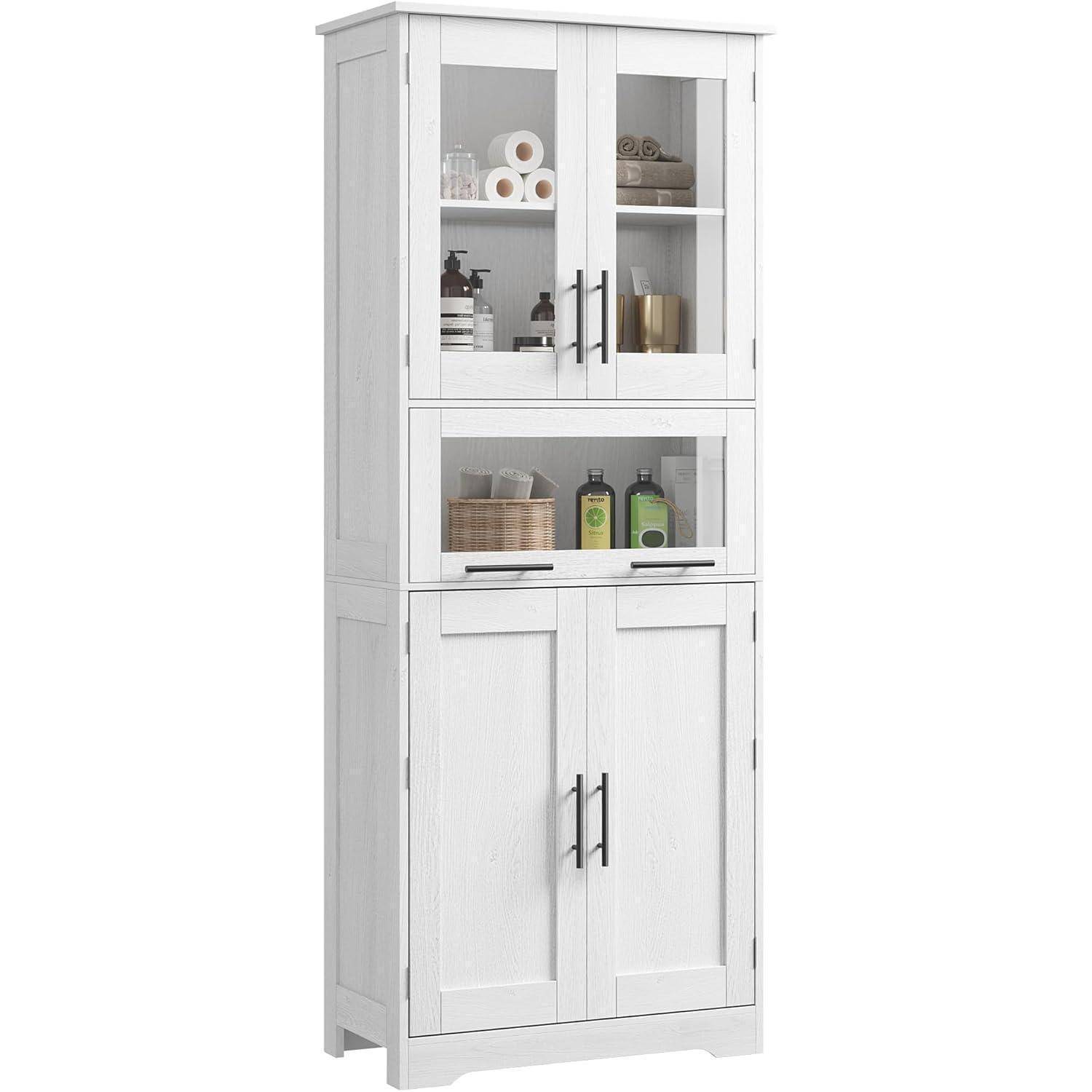 Weißer freistehender Lagerschrank mit Glastüren im oberen Bereich, mittlerem offenem Regal und unteren Doppeltüren, für Handtücher und Toilettenartikel geeignet.