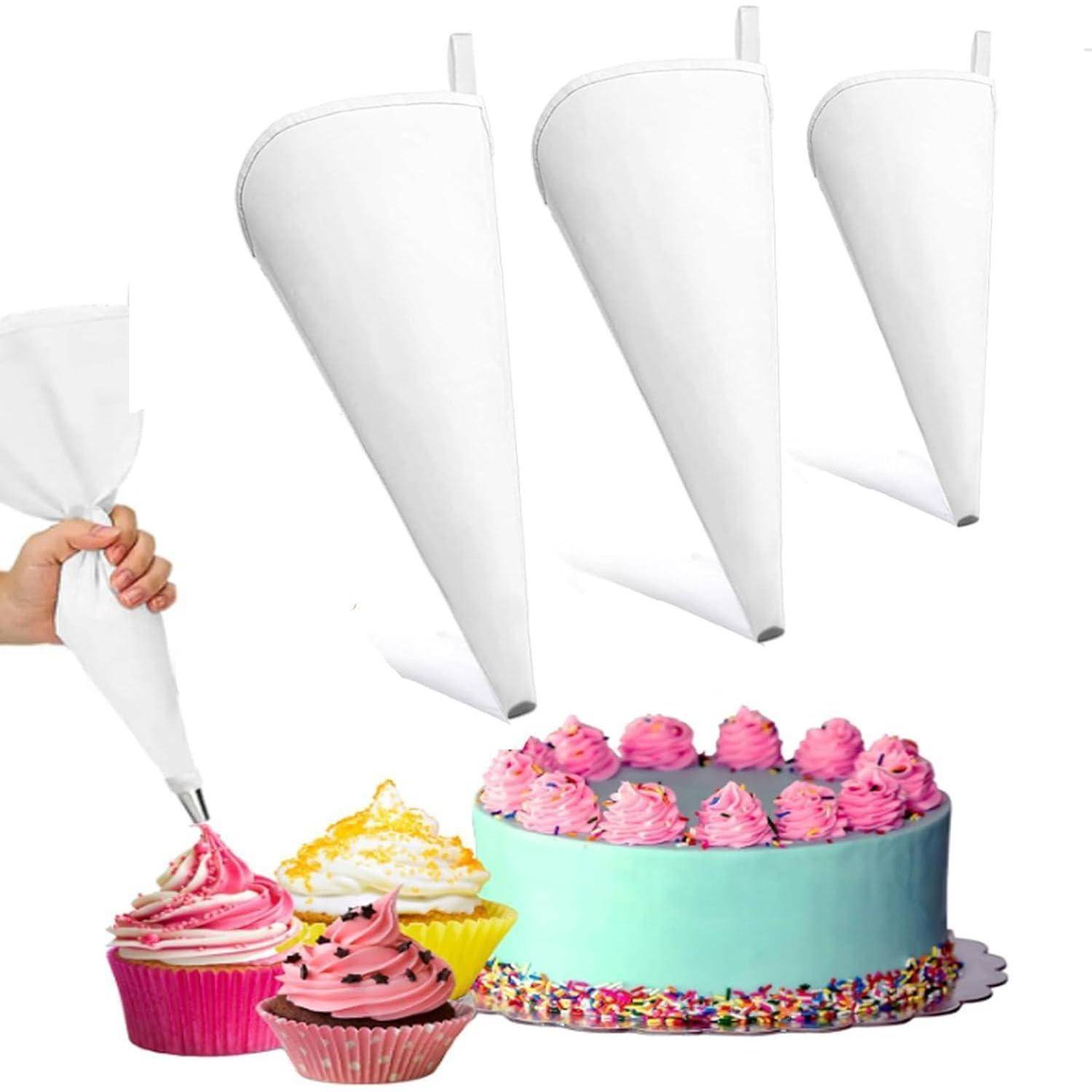 Das Dekorieren von Kuchen und Cupcakes mit Zuckerguss aus Spritzbeuteln; drei leere Spritzbeutel sind oben über den fertigen Desserts zu sehen.