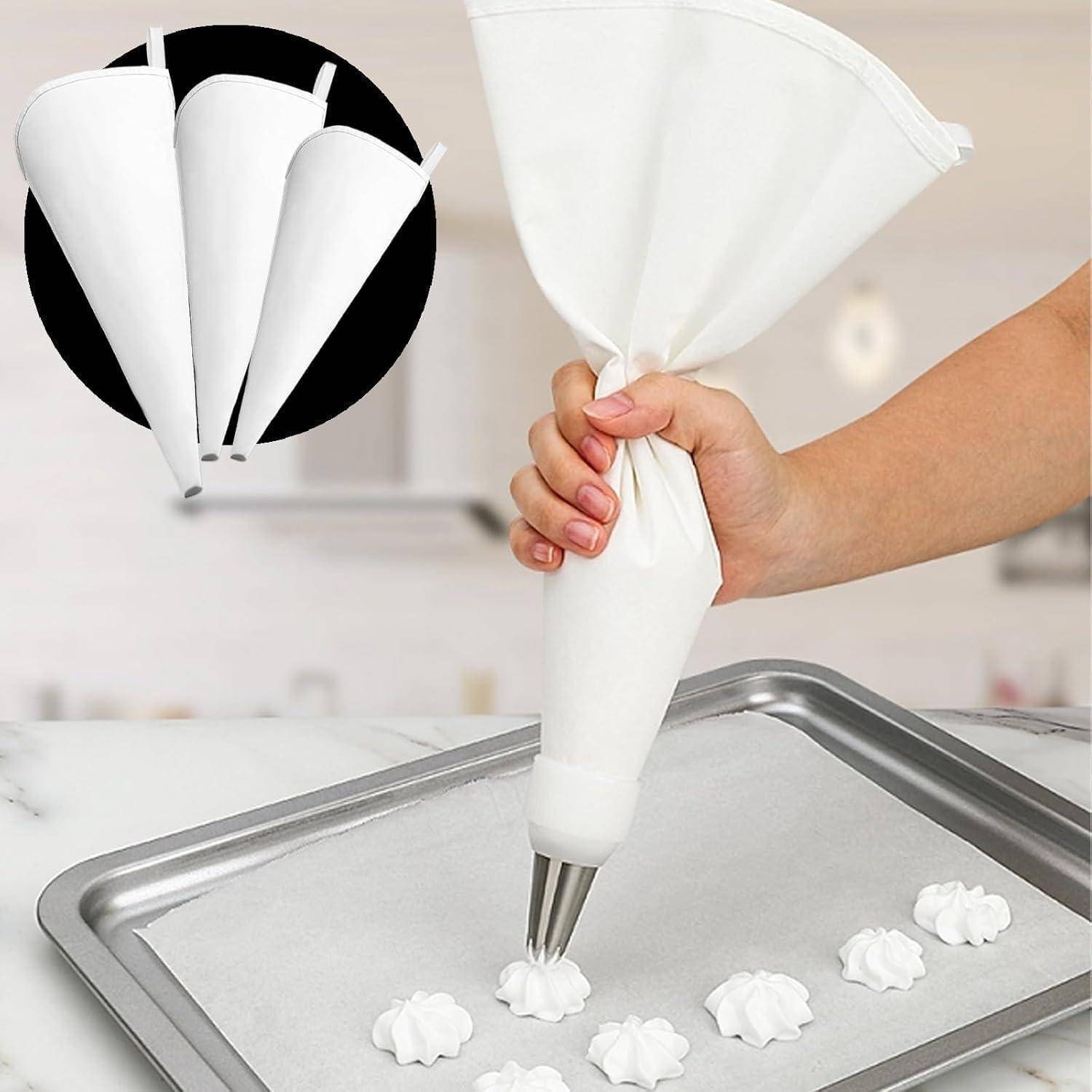 Mit der Hand weiße Glasur mit einem Spritzbeutel auf ein Backblech spritzen, mit einer kleinen Vergrößerung, die dekorative Baiserformen zeigt.