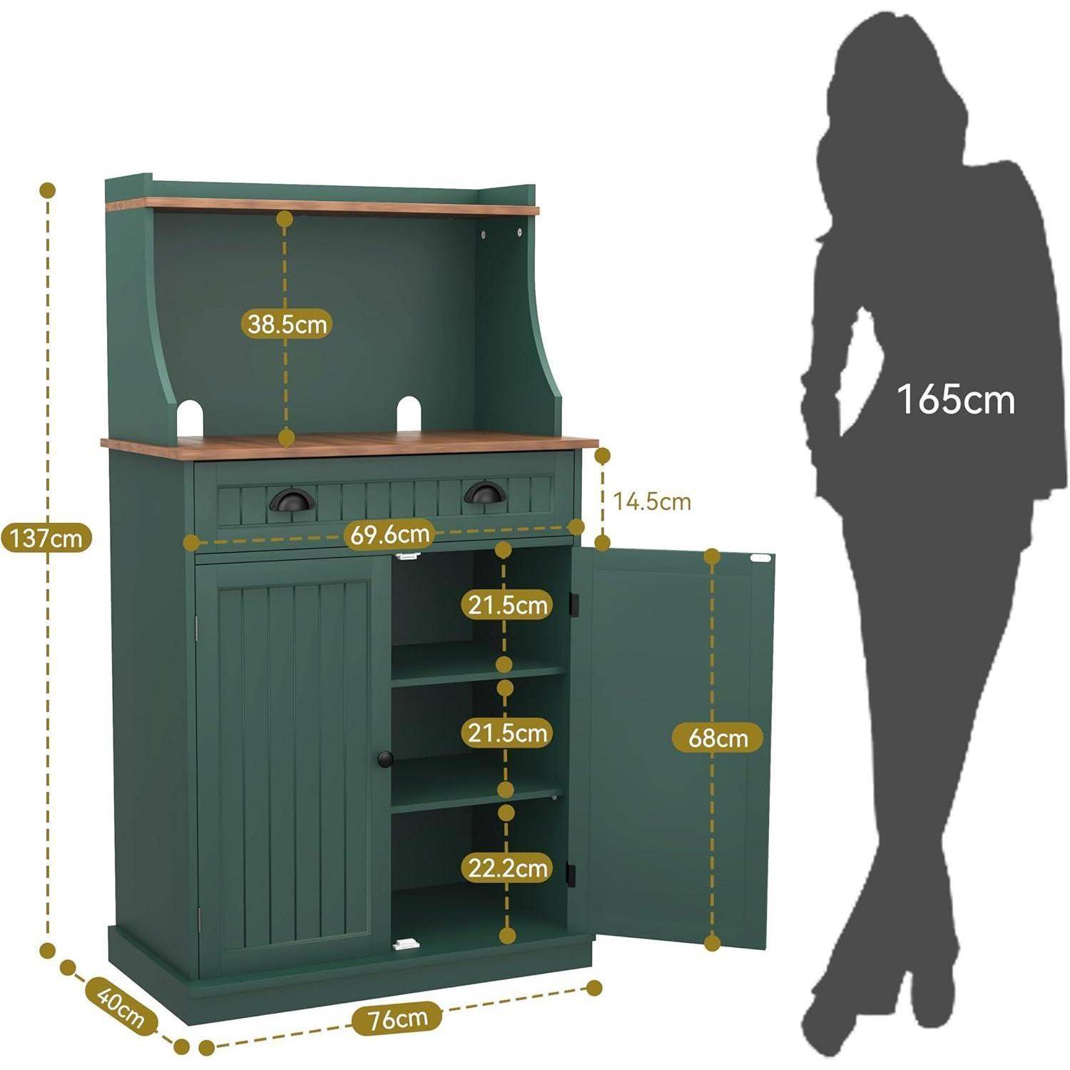 Grüner Lagerschrank mit offenem Regal und Tür, Abmessungen: 137 cm Höhe, 76 cm Breite, 40 cm Tiefe; Frauensilhouette zeigt die Größenverhältnisse an.