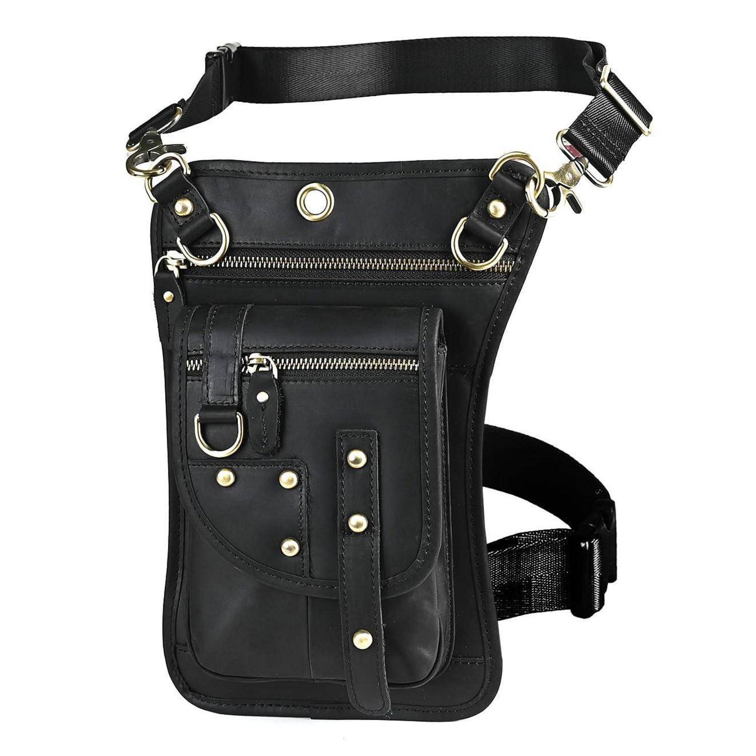 Schwarze Lederoberschenkel-Holster-Tasche mit verstellbaren Riemen, mehreren Reißverschlusstaschen und Metallringen auf weißem Hintergrund.