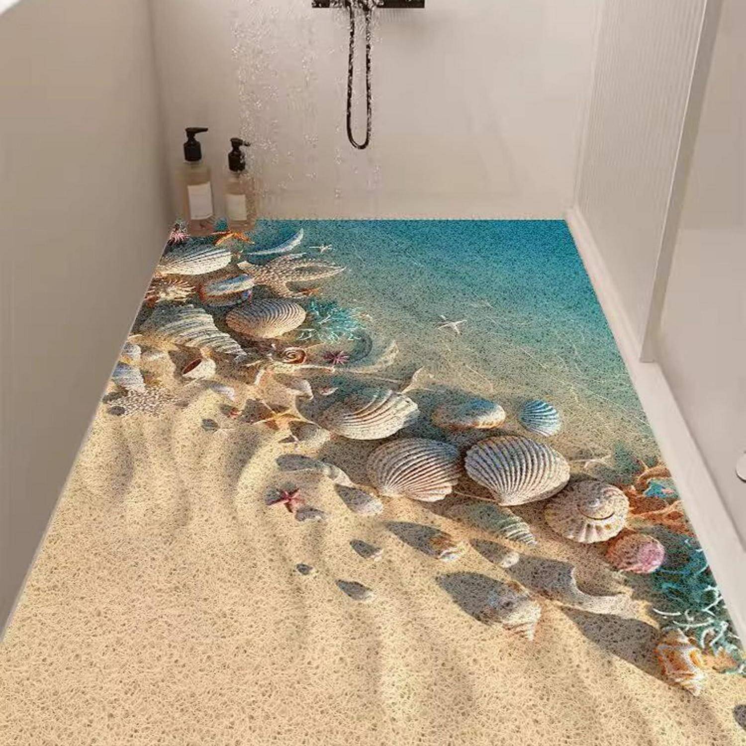Duschtassenboden mit strandthematischem Muschel- und Sandmuster, das das Aussehen einer Uferlinie unter Wasser schafft.
