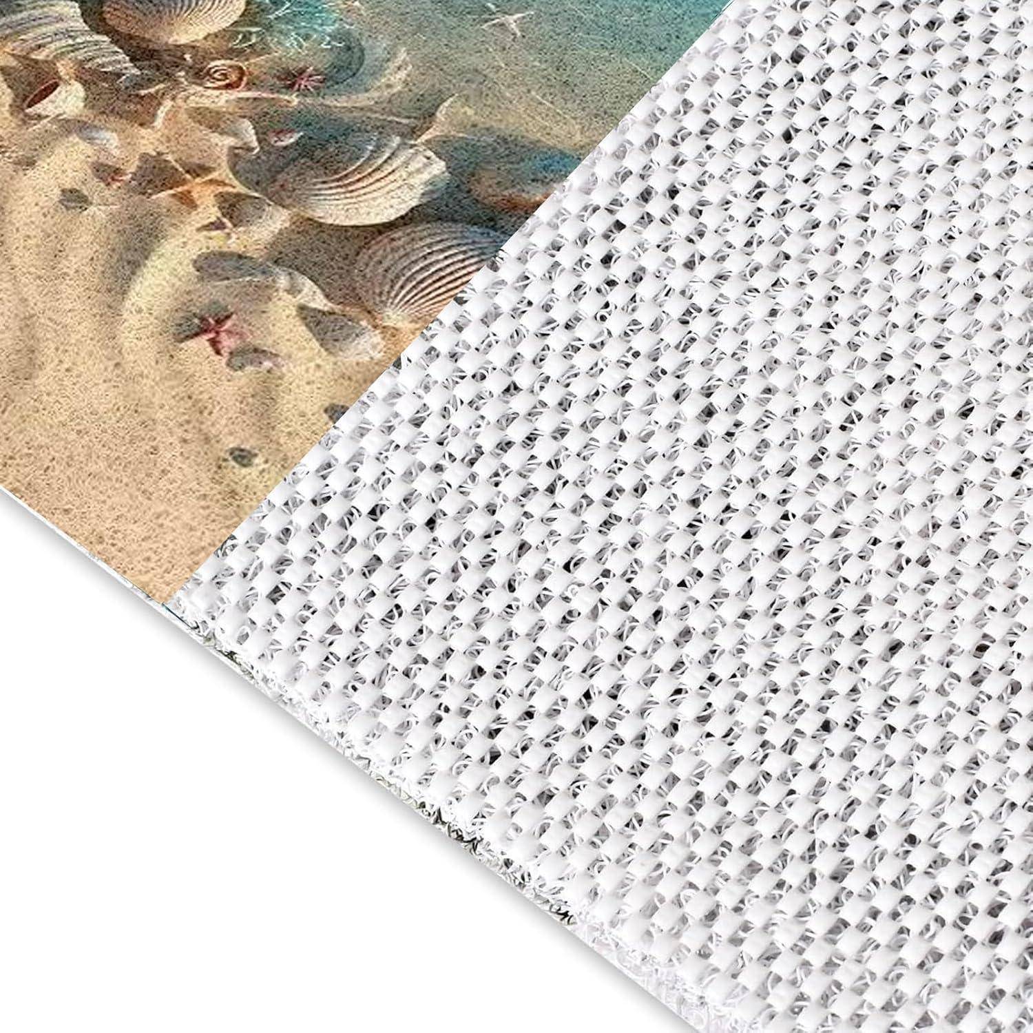 Die umgeklappte Ecke zeigt auf der einen Seite einen Strandszenen-Druck und auf der anderen Seite eine strukturierte weiße Unterseite, wodurch das reversible Design des Materials deutlich wird.