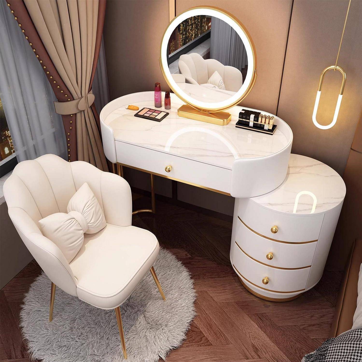Elegante Schminkecke mit weißem gebogenem Schreibtisch, beleuchttem rundem Spiegel, Schminkeutensilien, passendem Stuhl und Hocker in einem gemütlichen Schlafzimmer.