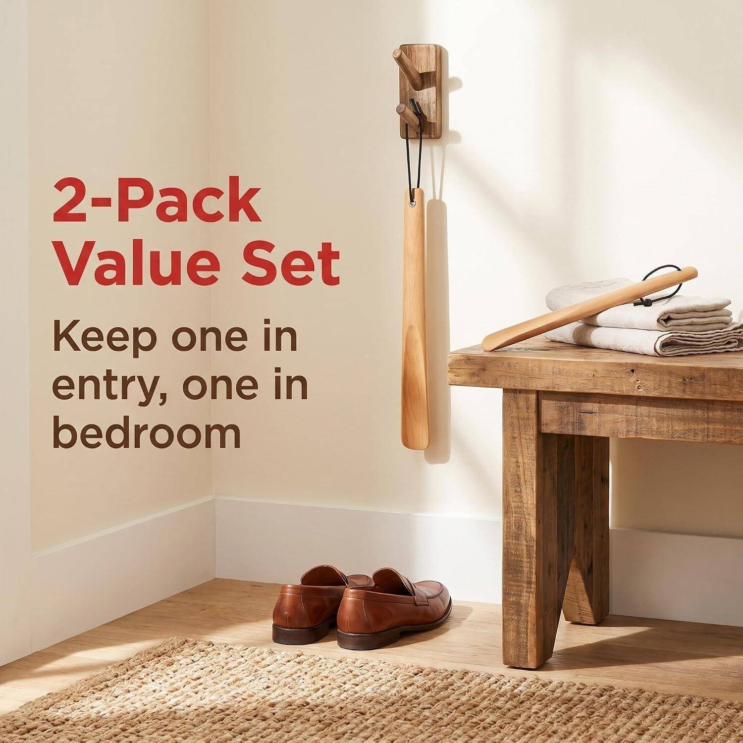 Werbebild eines 2er-Pack Holzschuhanziehers, der im Eingangsbereich eines Hauses hängt, mit dem Text: „2er-Pack Sparset