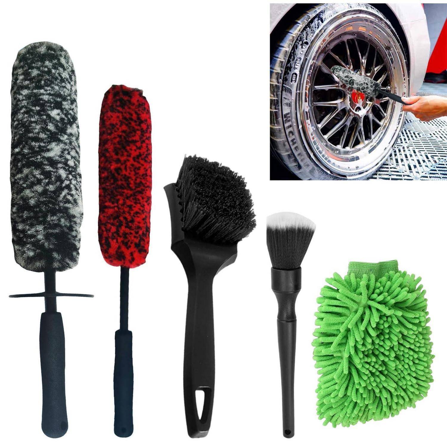Ein Set von Autoreinigungsbürsten und ein grüner Mikrofasertuch-Handschuh, mit einer eingefügten Abbildung, die eine Bürste zeigt, die eine Autoradsremse schrubbt.