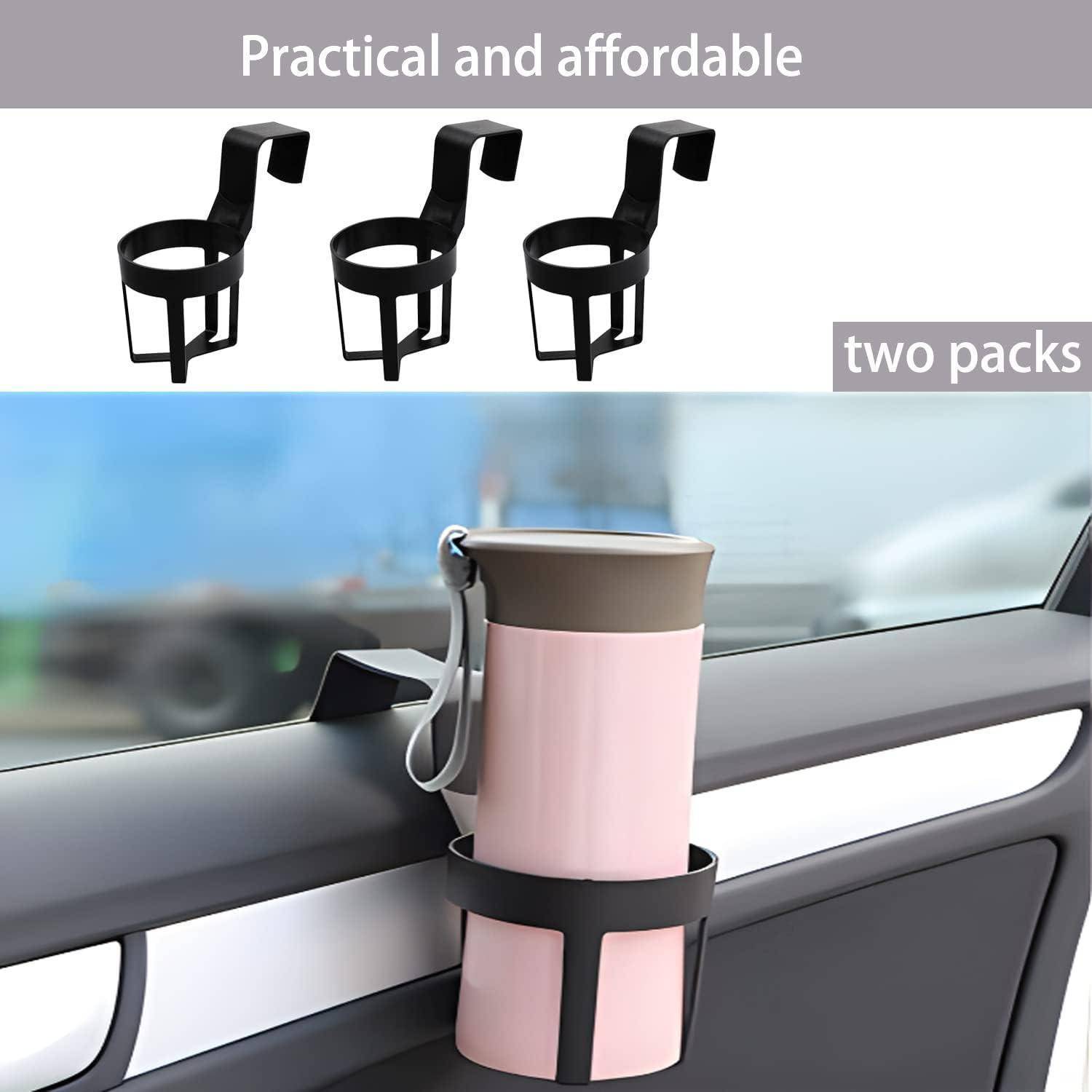 Zwei-Pack schwarze Autotür-Getränkehalter; einer hält einen rosa Reisebecher, der auf einem Autofensterrahmen montiert ist, mit der Aufschrift „Praktisch und erschwinglich