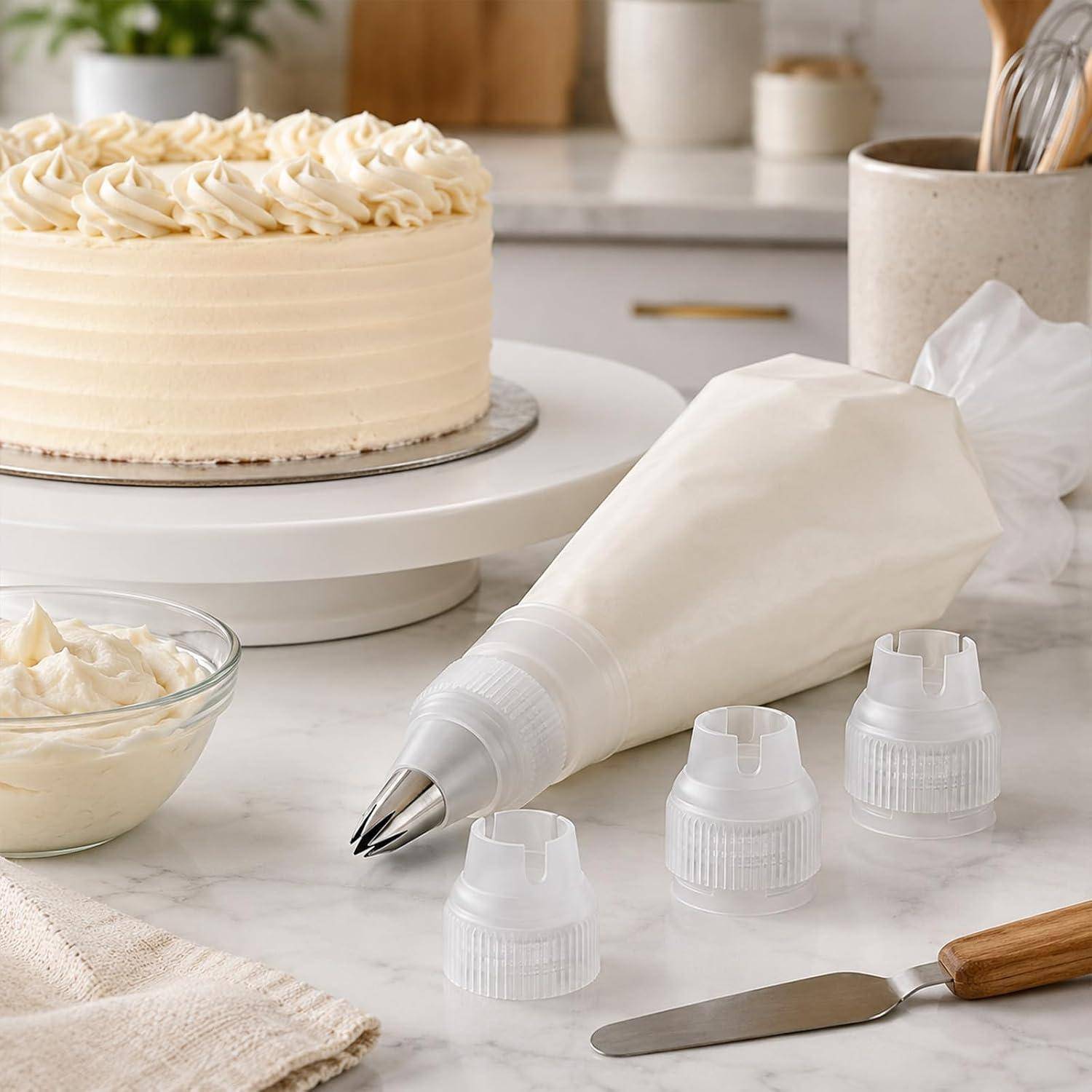 Ein gefrosteter Schichtkuchen sitzt auf einer Drehteller neben einem Spritzbeutel, einer Glasur-Schüssel und Dekorationstüllen auf einer Küchenarbeitsplatte.