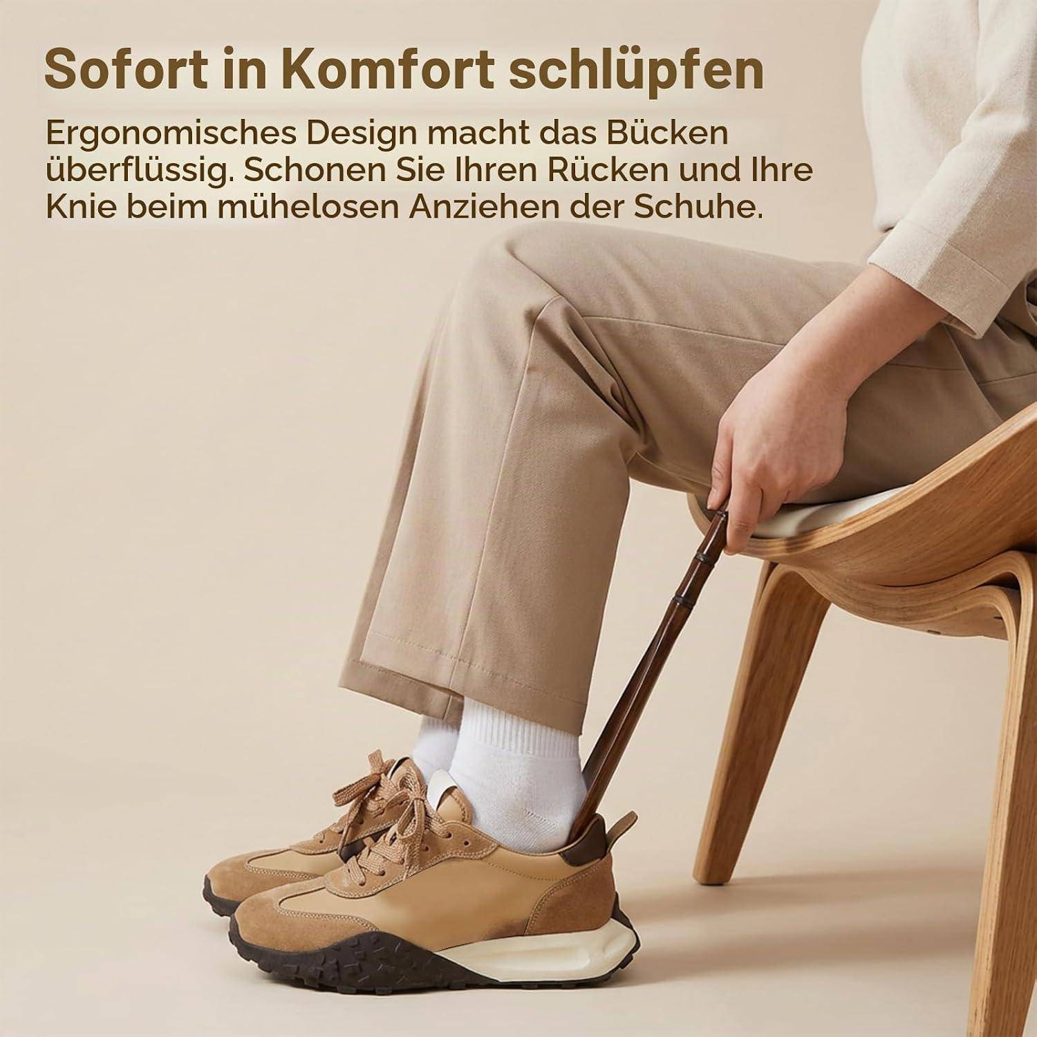 Person, die auf einem Stuhl sitzt und einen langen Schuhlöffel benutzt, um in einen beigen Sneaker zu schlüpfen; deutscher Text bewirbt bequemes, ergonomisches Schuhwerk ohne Bücken.
