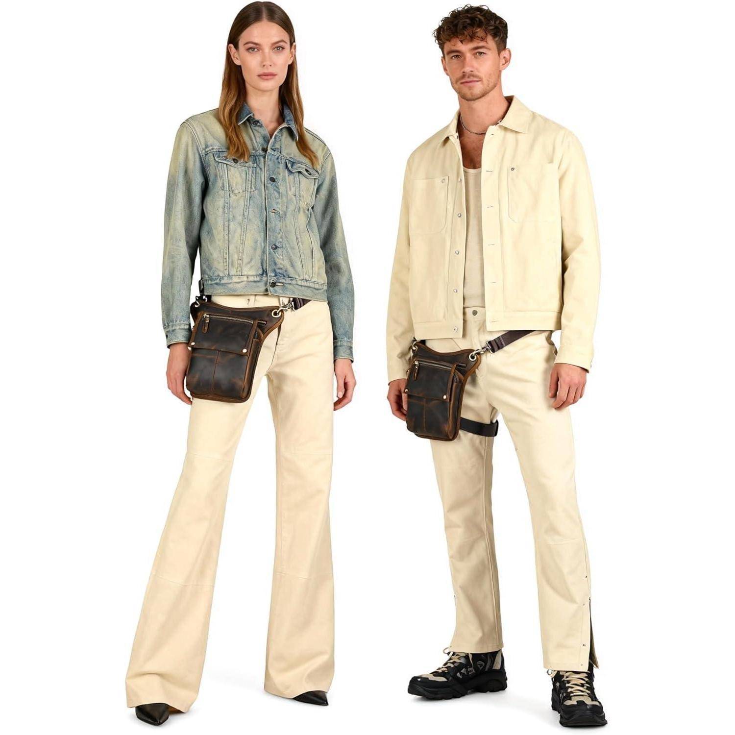 Zwei Modemodels tragen cremefarbene Hosen und passende Umhängetaschen; die Frau trägt eine verblasste Jeansjacke, und der Mann trägt eine hellbeige Jacke.