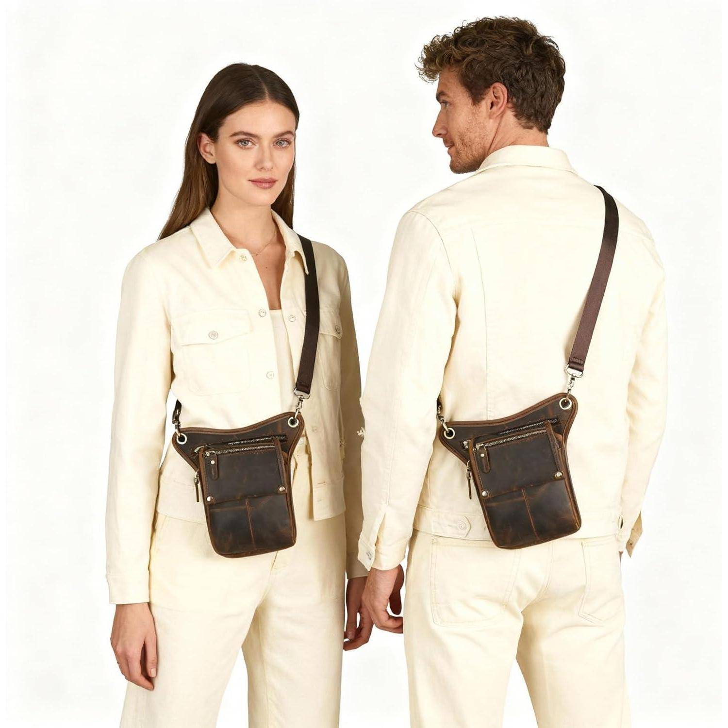 Zwei Modelle in cremefarbenen Outfits tragen dunkle Ledertaschen über der Schulter, von vorne und von hinten vor einem schlichten weißen Hintergrund gezeigt.