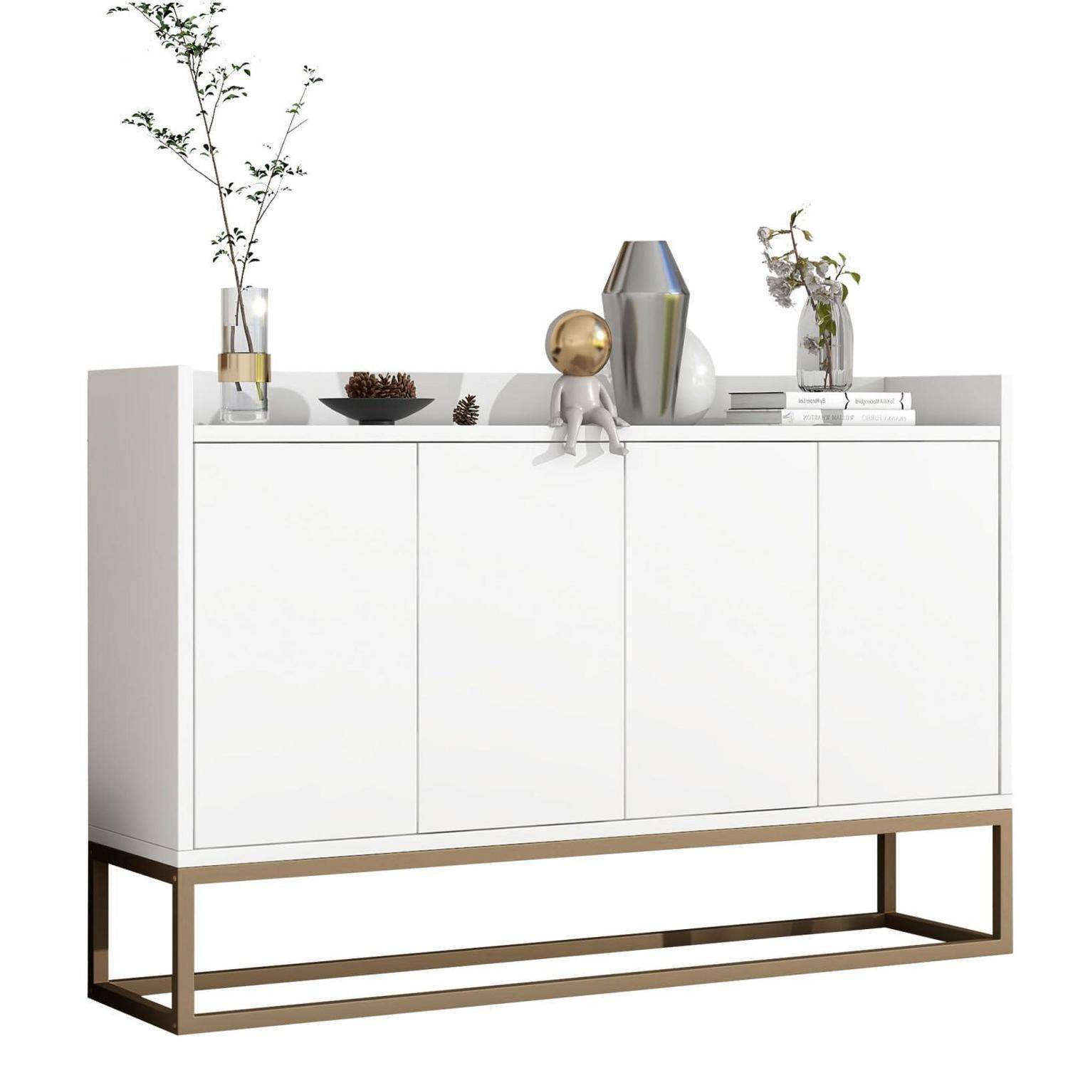 Moderner weißer Schrank mit goldenem Metallsockel, dekoriert mit Vasen, Büchern und einer kleinen Figur oben.