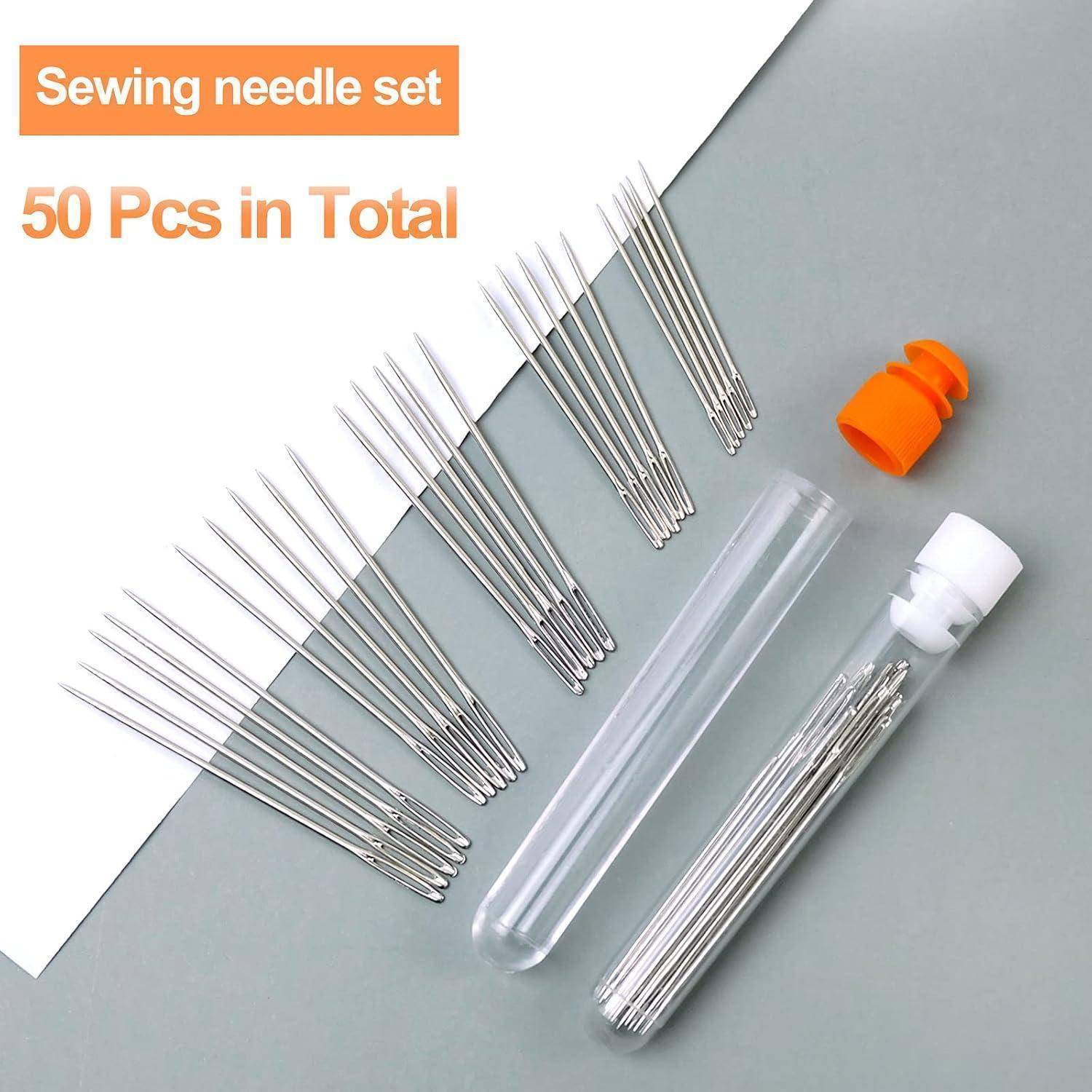 Nähnadel-Set mit insgesamt 50 Nadeln, dargestellt in einer durchsichtigen Röhre und zwei verschlossenen Behältern auf einer grauen Oberfläche.