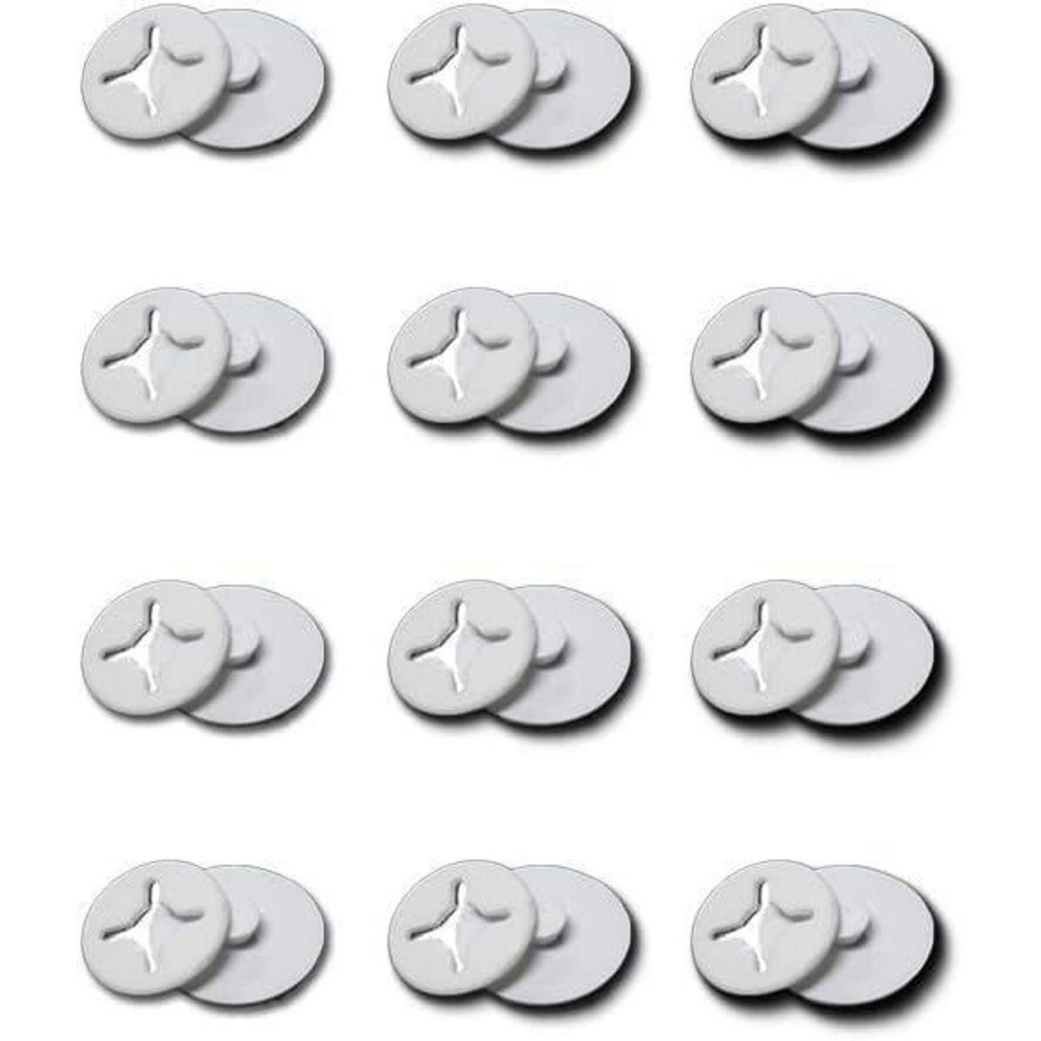 Ein Gitter von weißen rundlichen pillenförmigen Objekten, jedes mit einer dreiarmigen Aussparung, angeordnet in Reihen auf einem schlichten weißen Hintergrund.