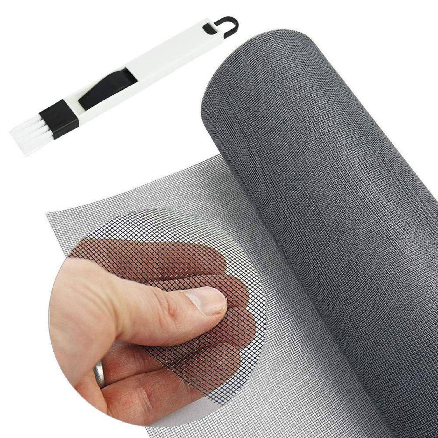 Rolle aus feinem Maschensieb mit einem Schneidewerkzeug, gezeigt in Gebrauch, während eine Hand das Maschensieb zusammendrückt, um seine Textur und Flexibilität zu demonstrieren.