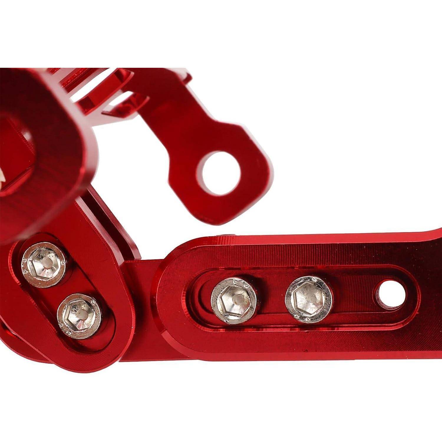 Nahaufnahme einer rot eloxierten Metallverbindung mit silbernen Bolzen und Drehpunkten auf weißem Hintergrund.
