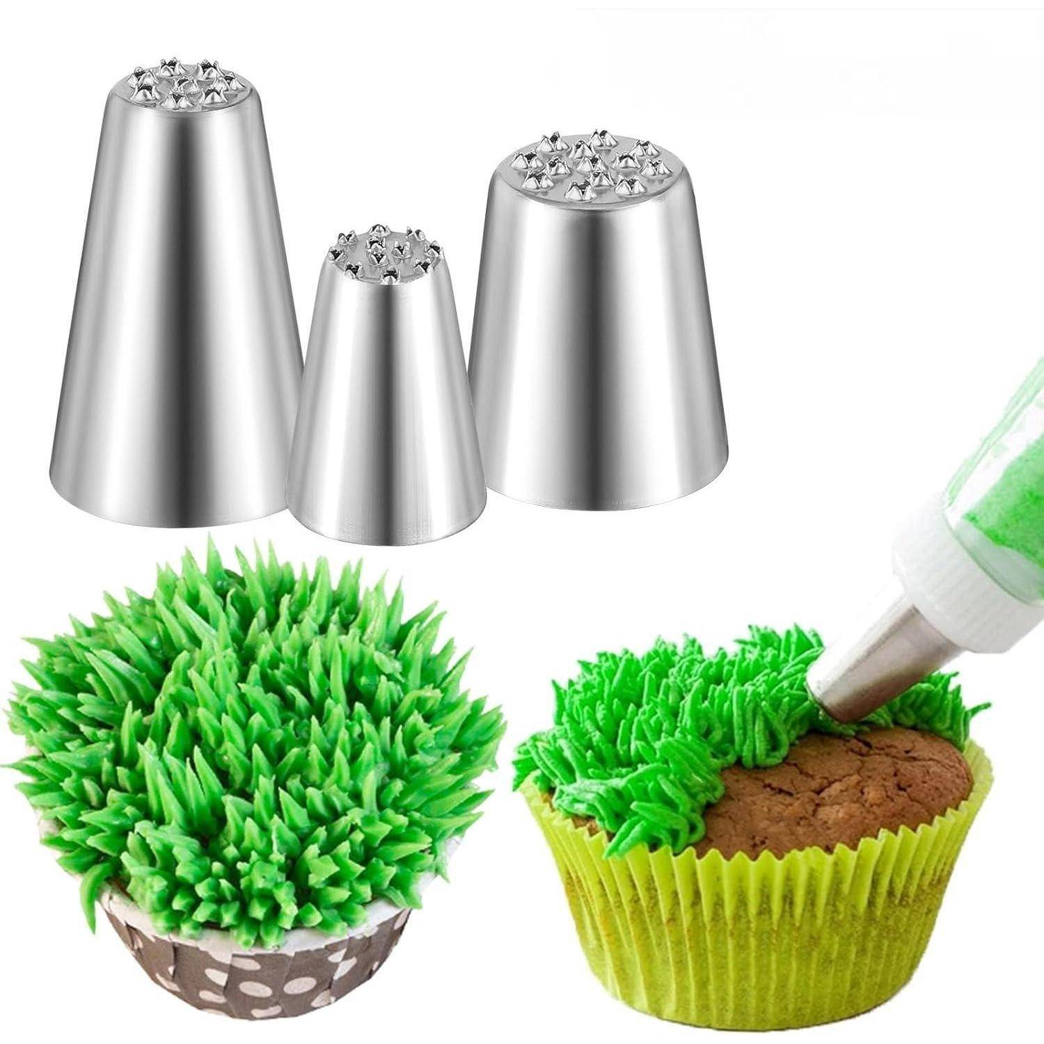Satz von Metallrohrdüsen und zwei Beispiele für Cupcake-Glasur, die zeigen, wie grünes grasähnliches Zuckerguss auf Cupcakes aufgetragen wird.