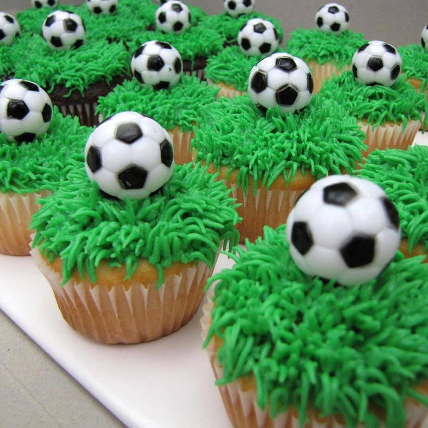 Fußball-förmige Cupcakes mit grünem Frosting, die auf einem weißen Tablett arrangiert sind.