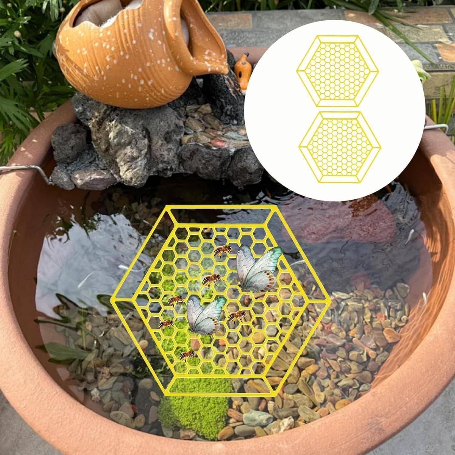 Eine Terrakotta-Gartenwasserschale mit Steinen und Pflanzen ist mit gelben sechseckigen Wabengrafiken und Schmetterlingen überlagert, plus eine kleine Einfügung, die zwei Sechsecke zeigt.