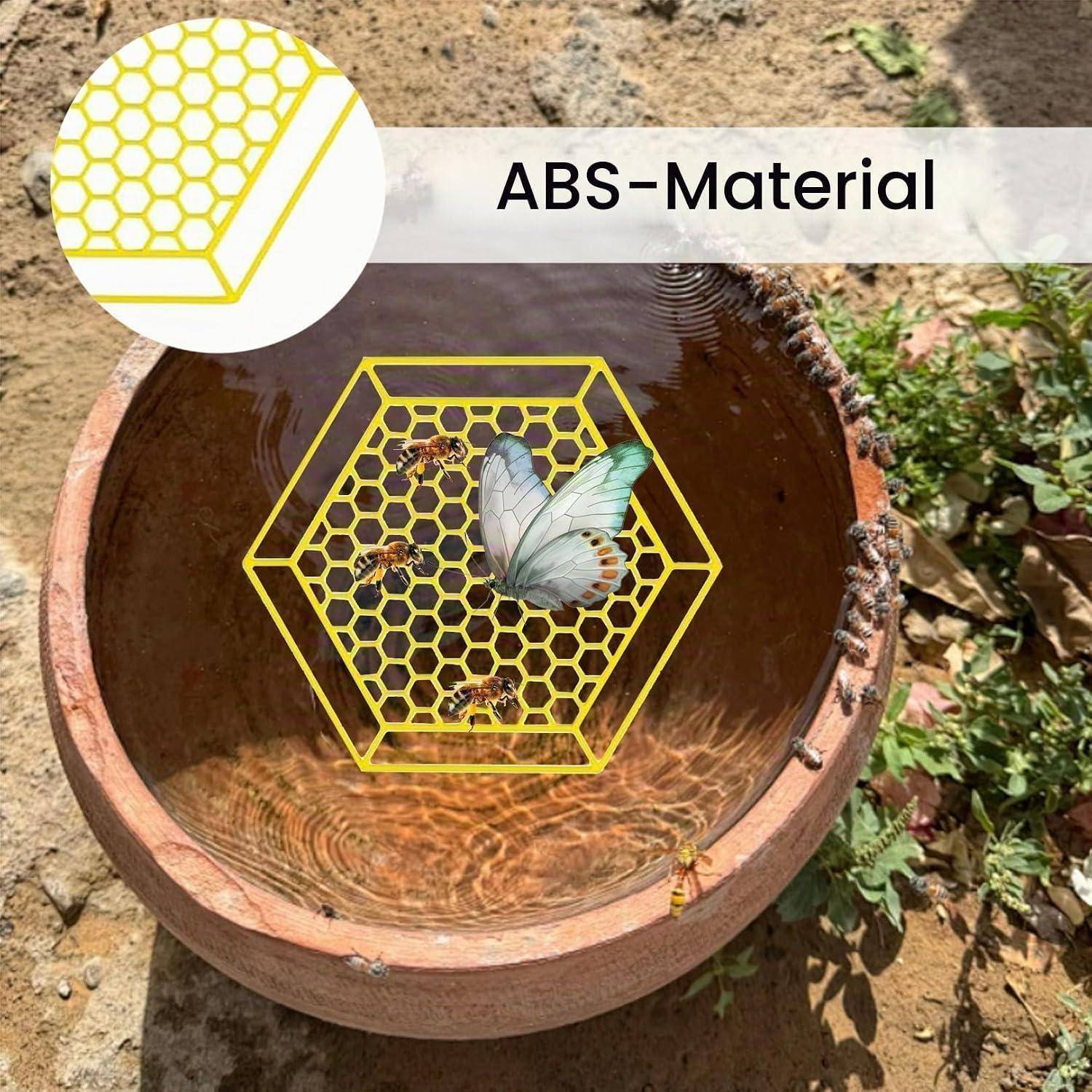 Illustration eines sechseckigen Bienenwabengitters aus ABS-Material über einer Wasserschüssel, mit einem Schmetterling und Insekten im Inneren, beschriftet mit 'ABS-Material'.